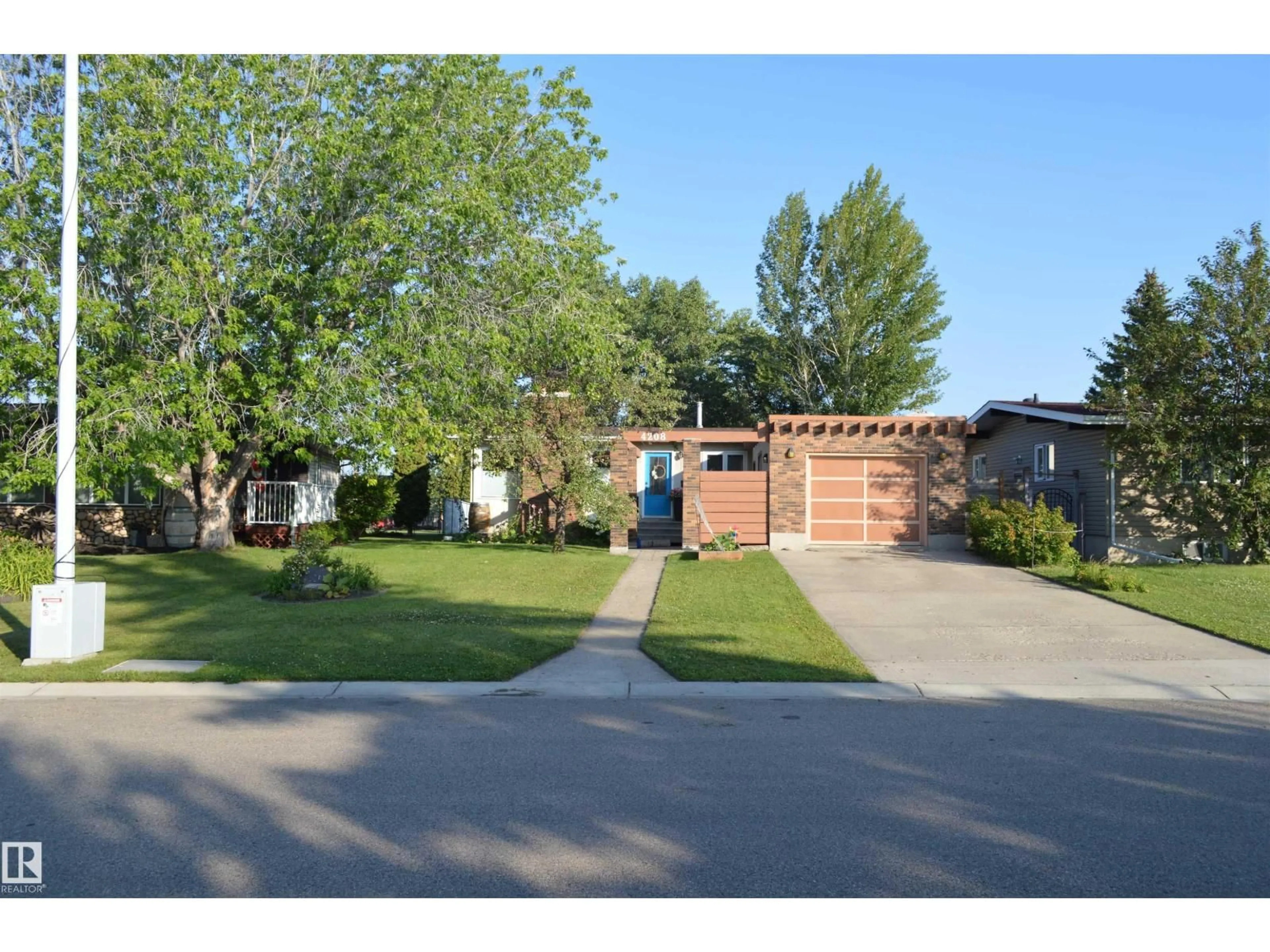 A pic from outside/outdoor area/front of a property/back of a property/a pic from drone, street for 4208 89 ST, Edmonton Alberta T6K1B9