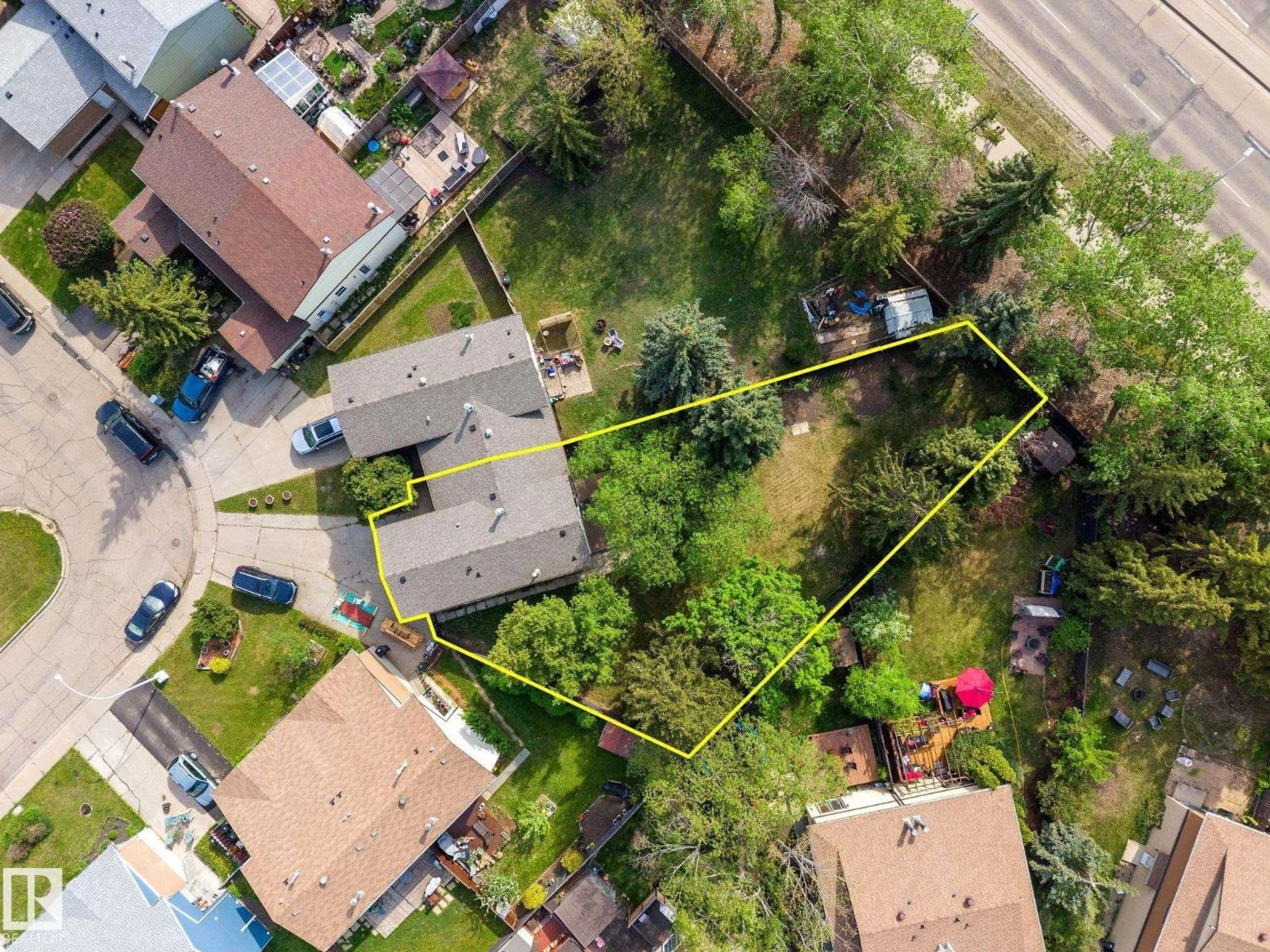 A pic from outside/outdoor area/front of a property/back of a property/a pic from drone, street for 2832 135 AV, Edmonton Alberta T5A3S4