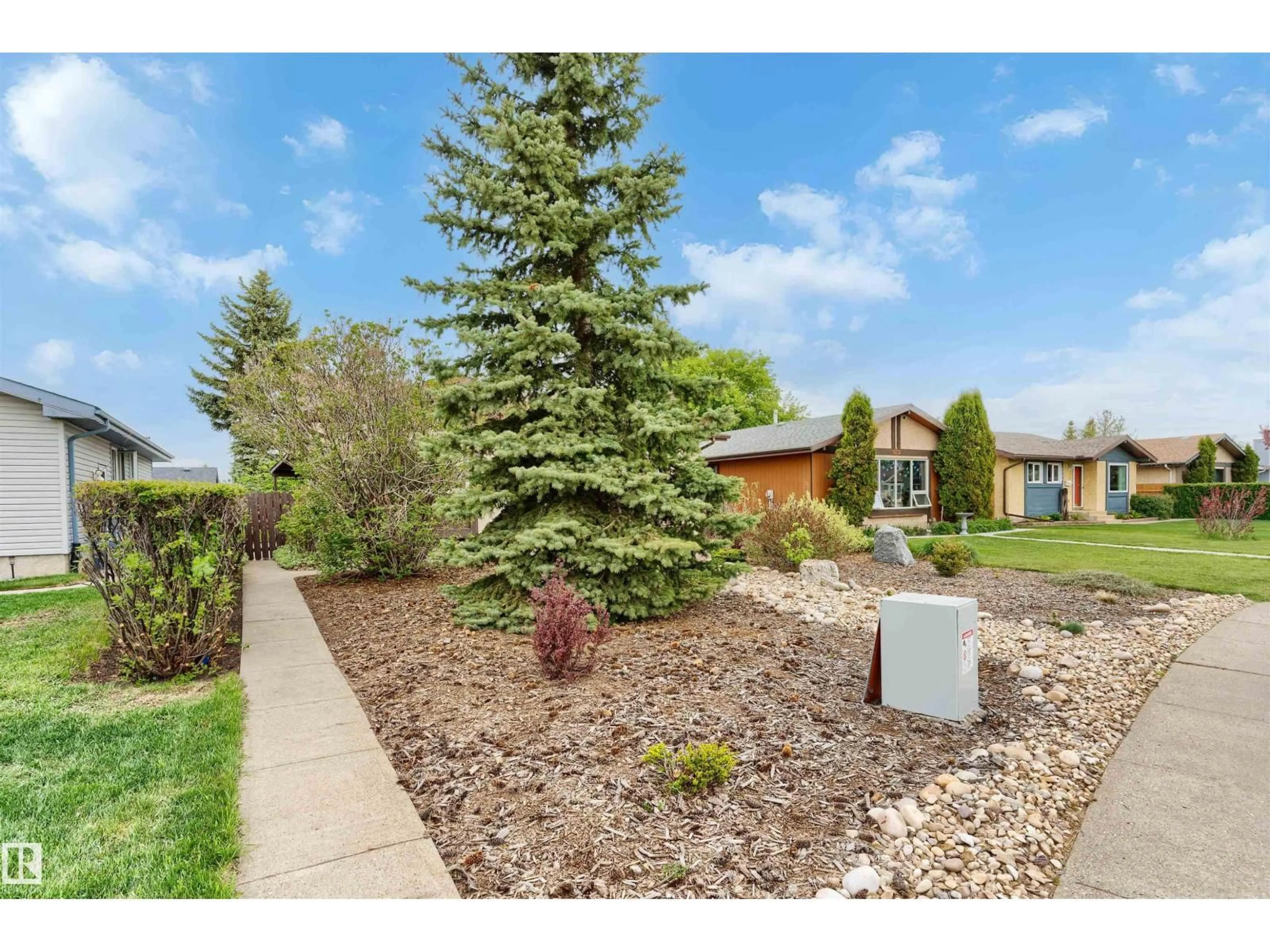 Patio, street for NW - 1736 36 ST, Edmonton Alberta T6L2P5