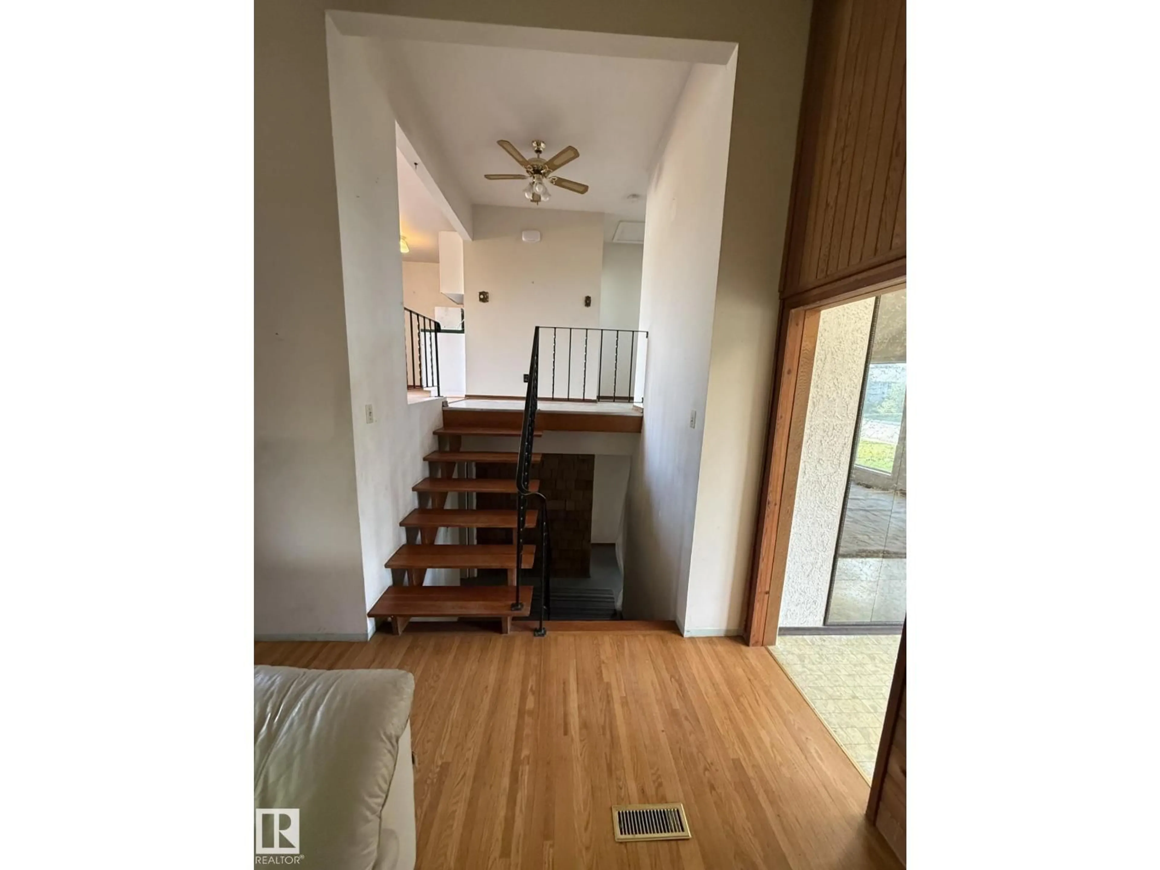 Indoor foyer for 15321 109A AVE AVE, Edmonton Alberta T5P1C5