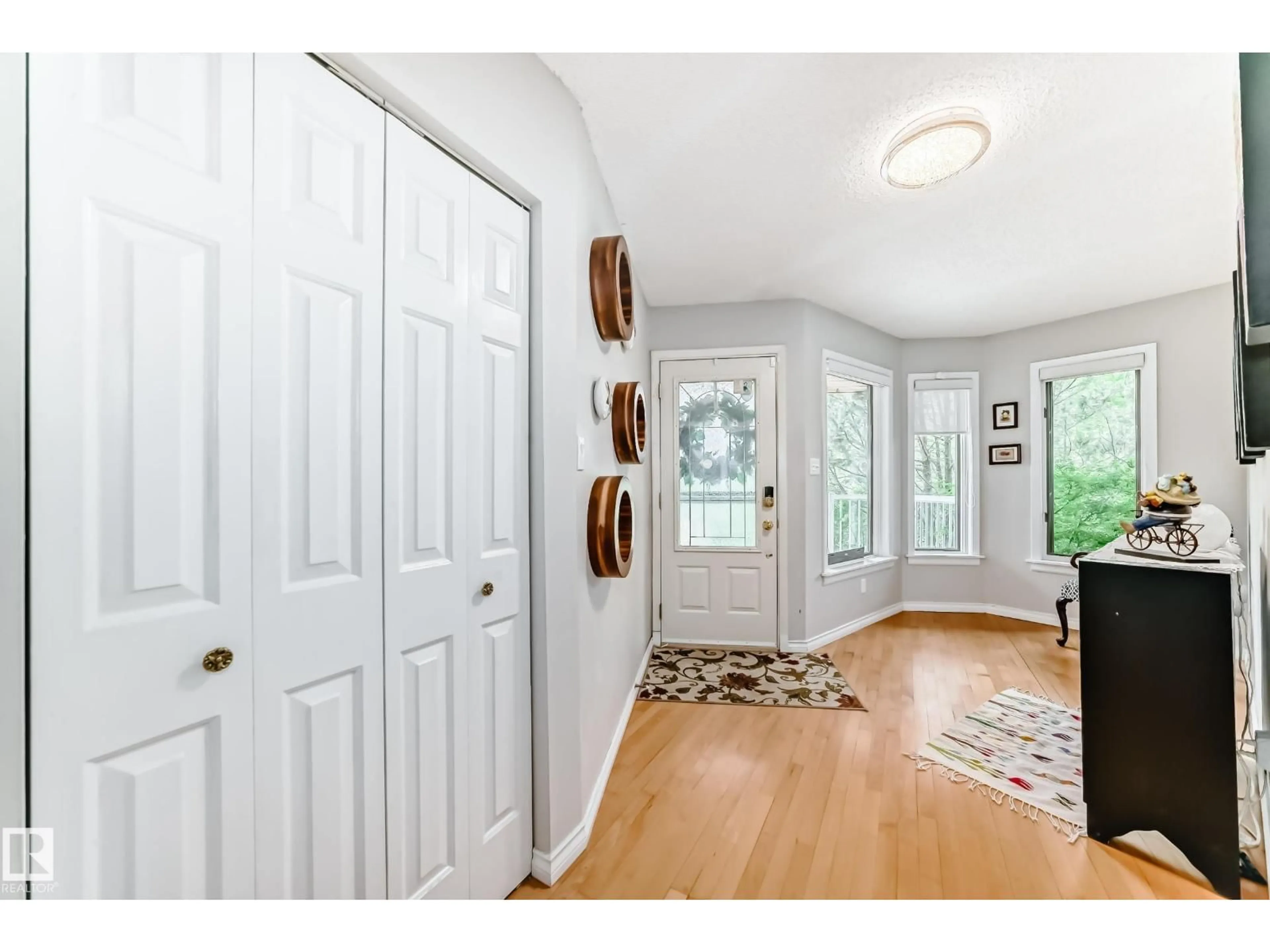 Indoor entryway for 54020 - 36 HIGHWAY 779, Rural Parkland County Alberta T7Y0A9