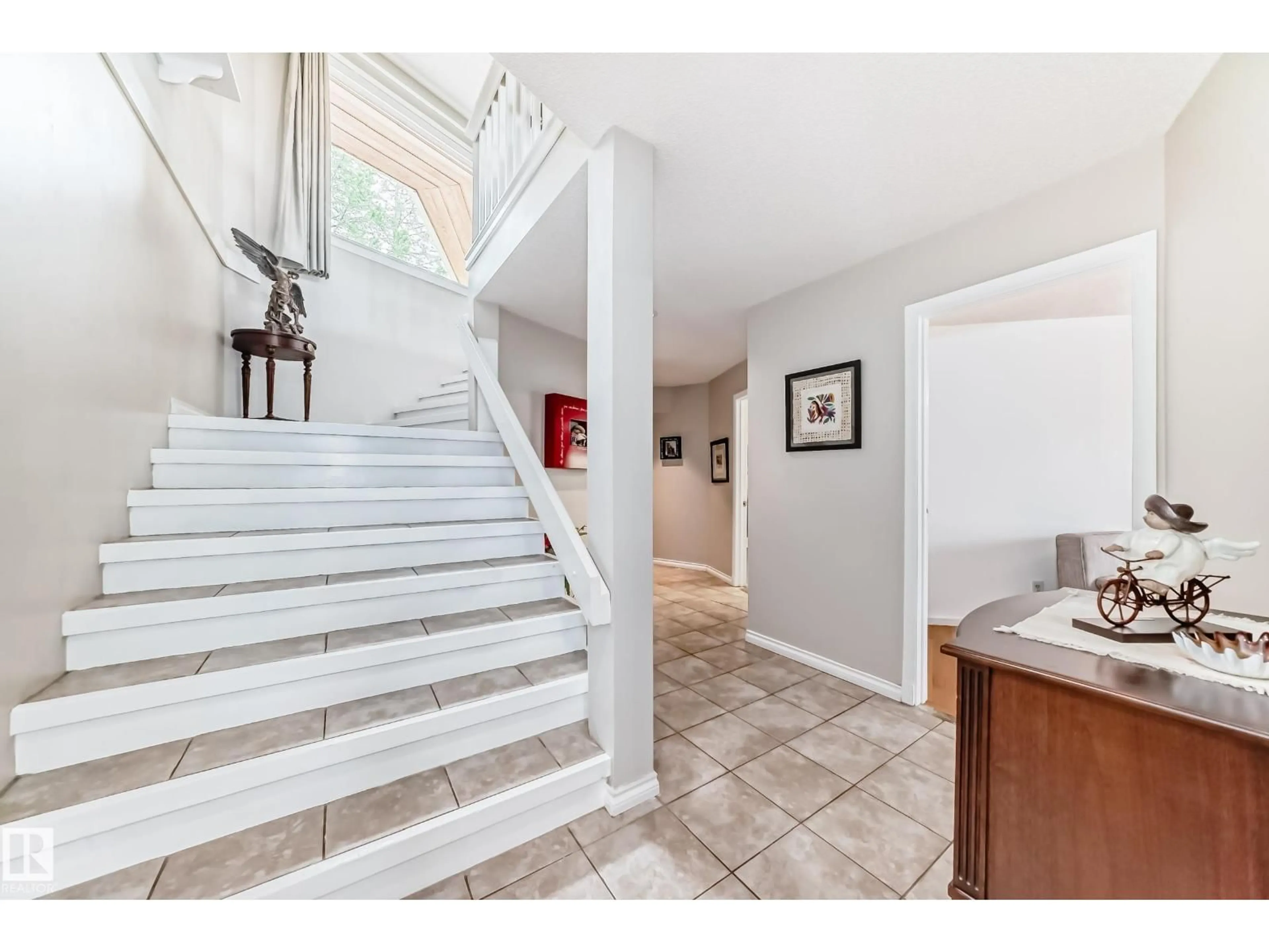Indoor entryway for 54020 - 36 HIGHWAY 779, Rural Parkland County Alberta T7Y0A9