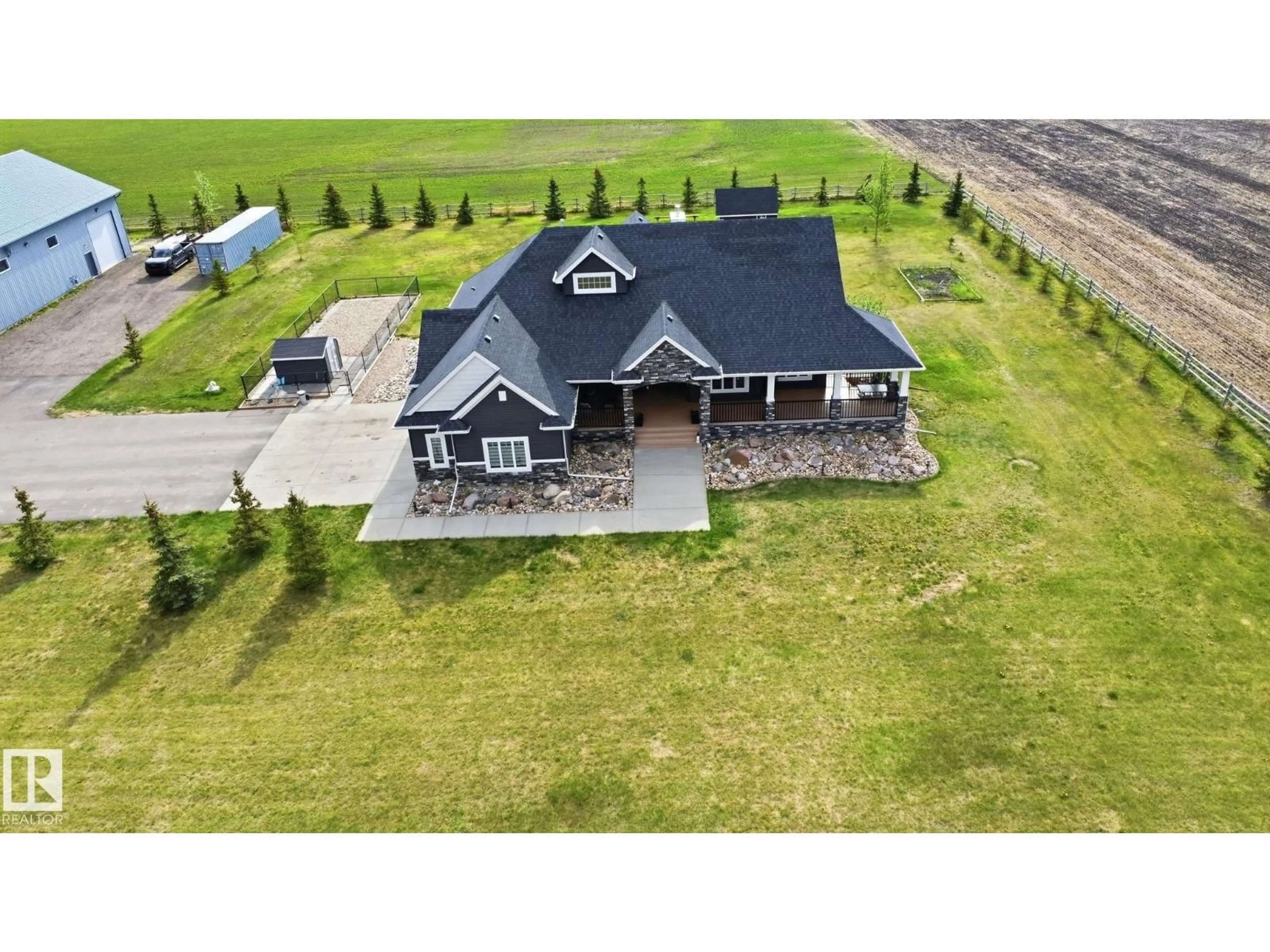 A pic from outside/outdoor area/front of a property/back of a property/a pic from drone, building for 54517 RGE ROAD 242, Rural Sturgeon County Alberta T8T1W4
