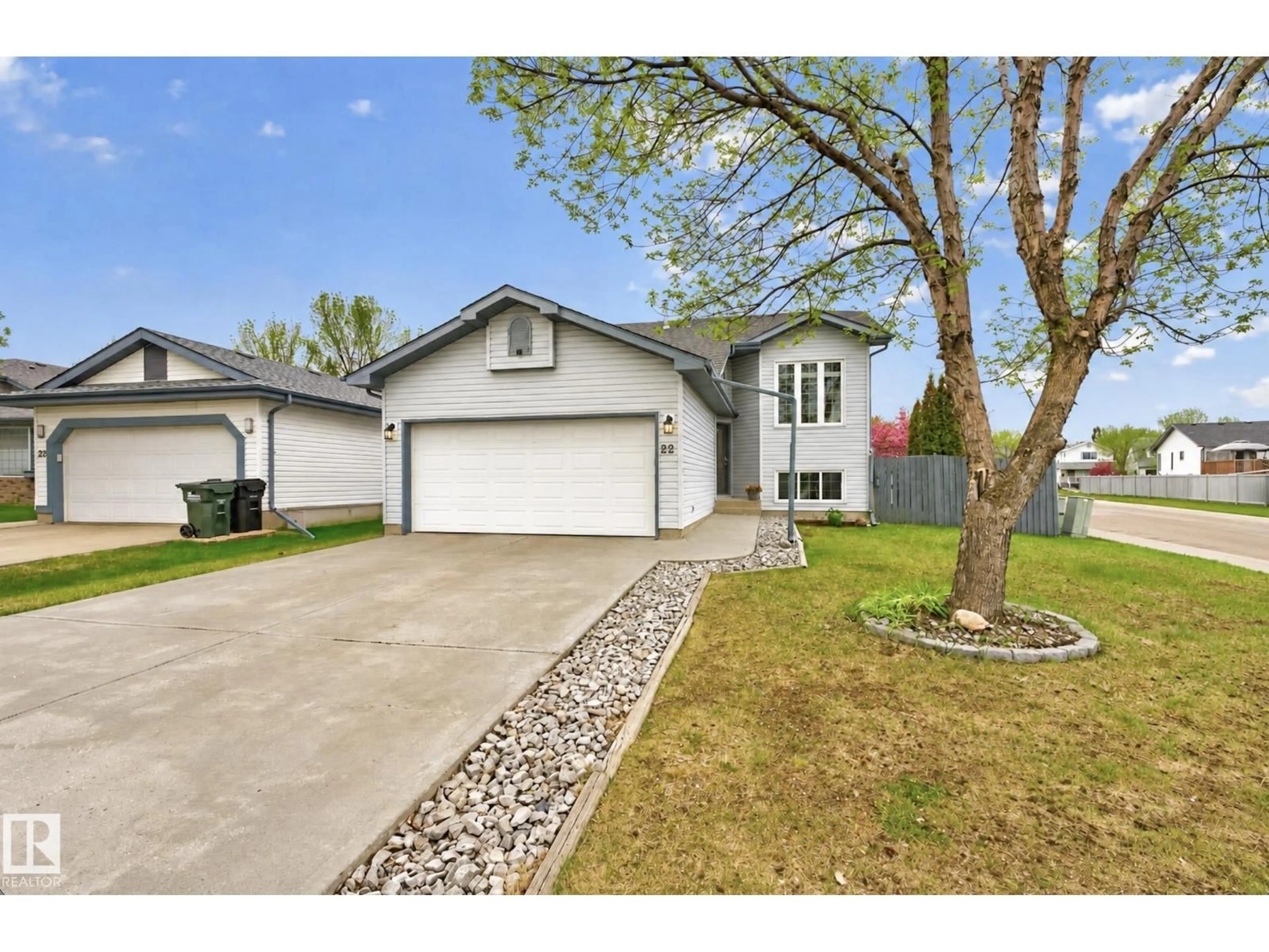 Home with vinyl exterior material, street for 22 DORIAN WY, Sherwood Park Alberta T8H1Y2