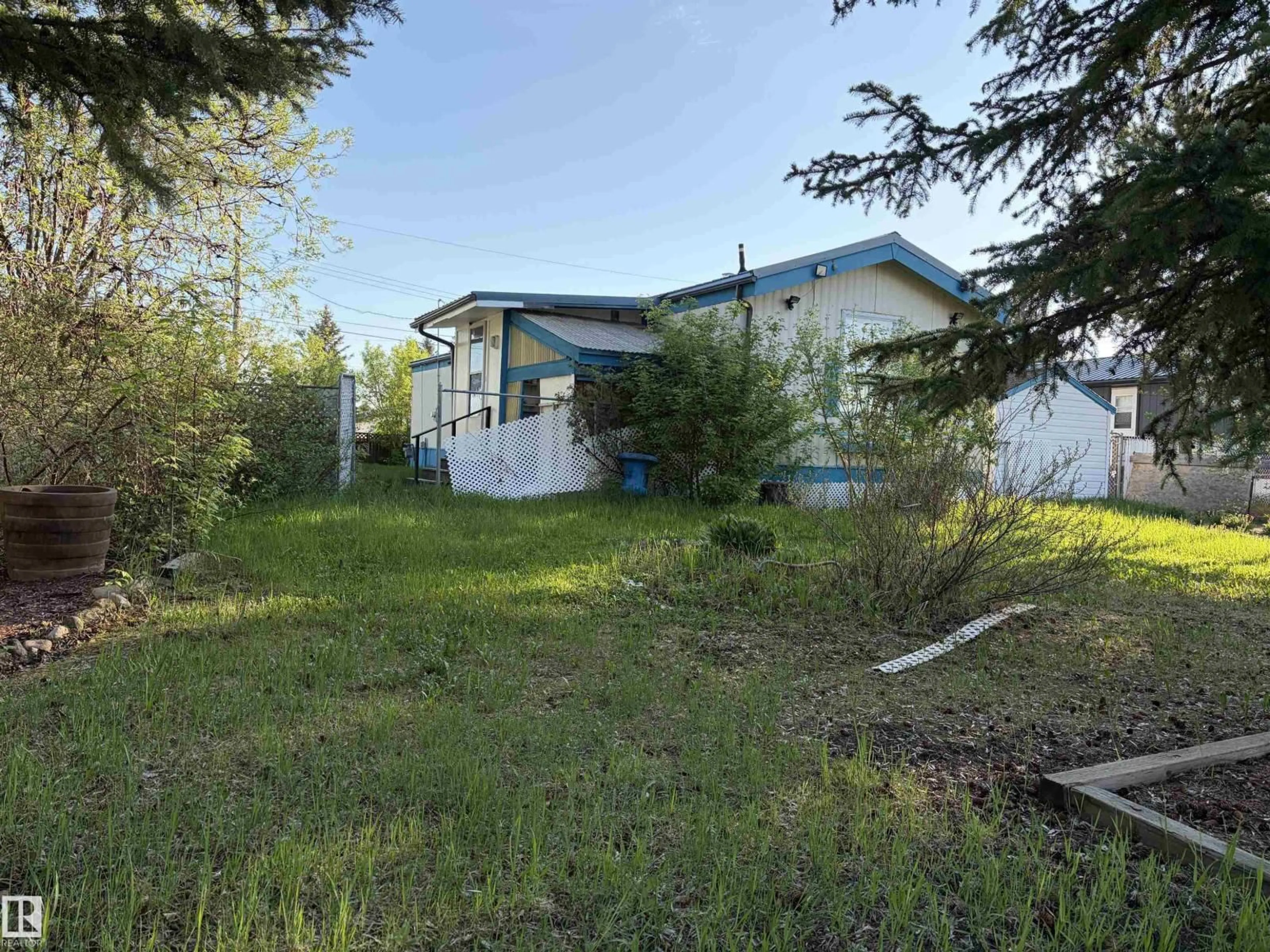 A pic from outside/outdoor area/front of a property/back of a property/a pic from drone, unknown for 4530 MARIA CLOSE, Smoky Lake Town Alberta T0A3C0