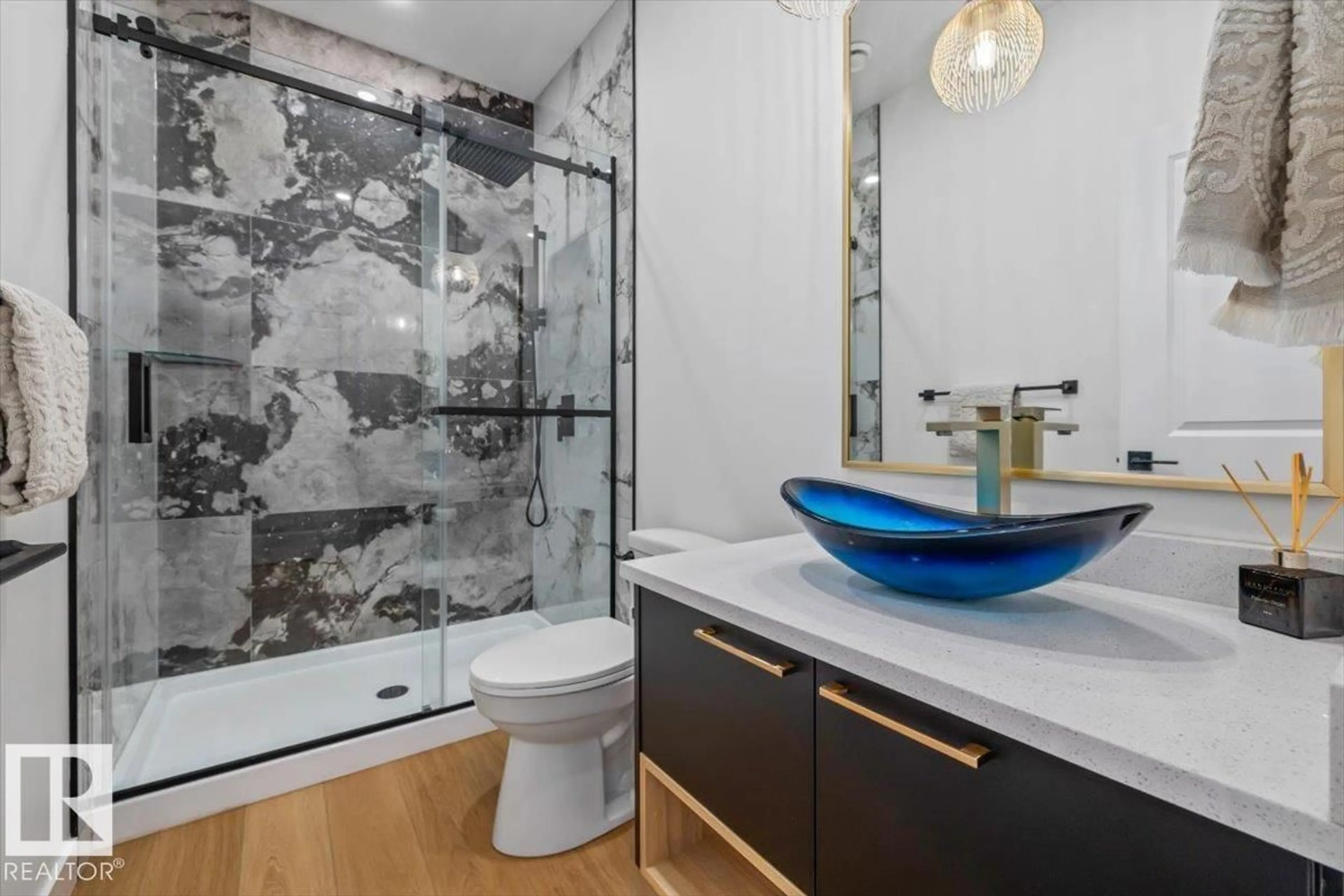 Contemporary bathroom, ceramic/tile floor for 3616 TRIOMPHE BV, Beaumont Alberta T4X3A7