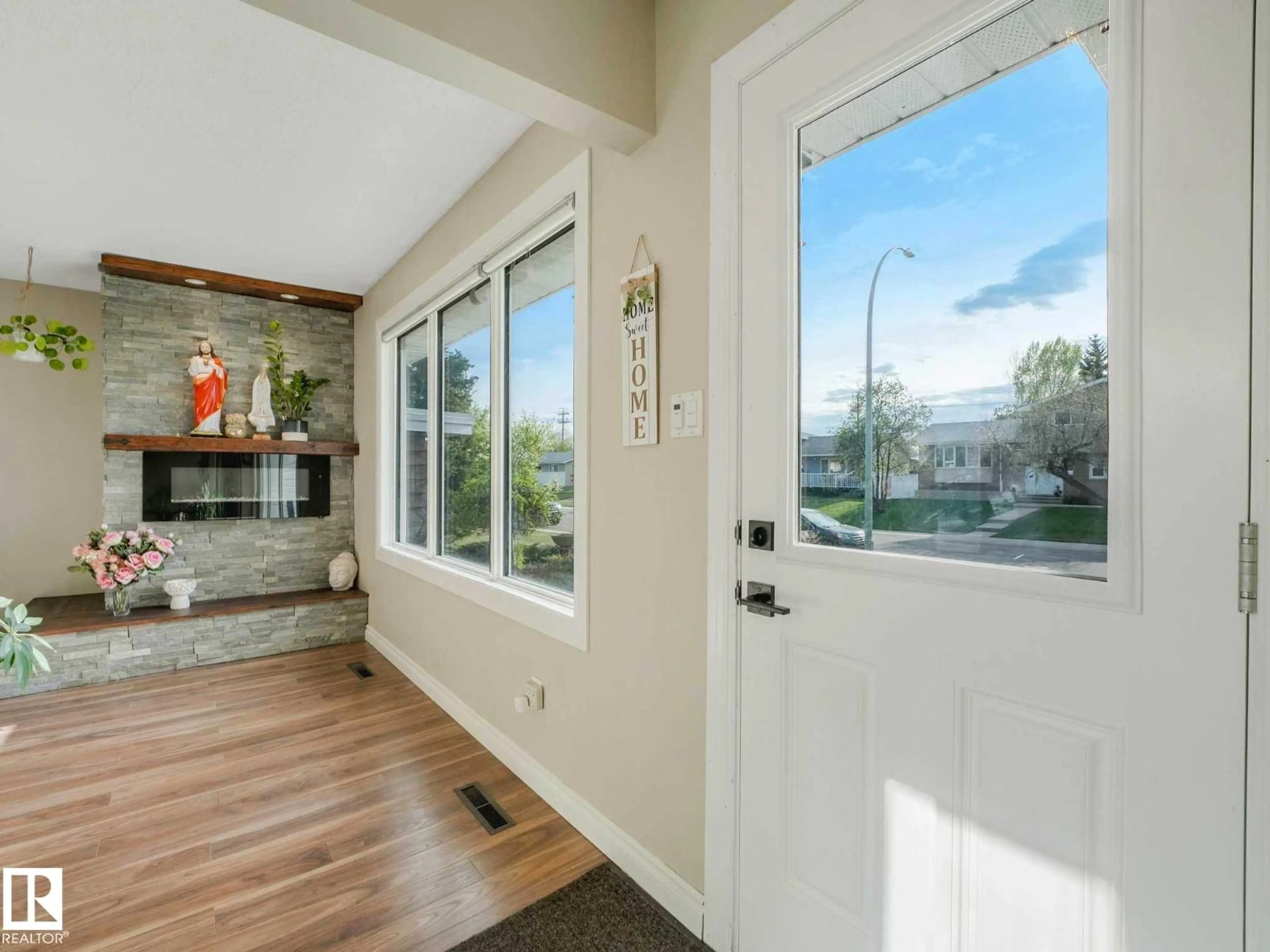 Indoor entryway for 9207 169 ST, Edmonton Alberta T5R2X3