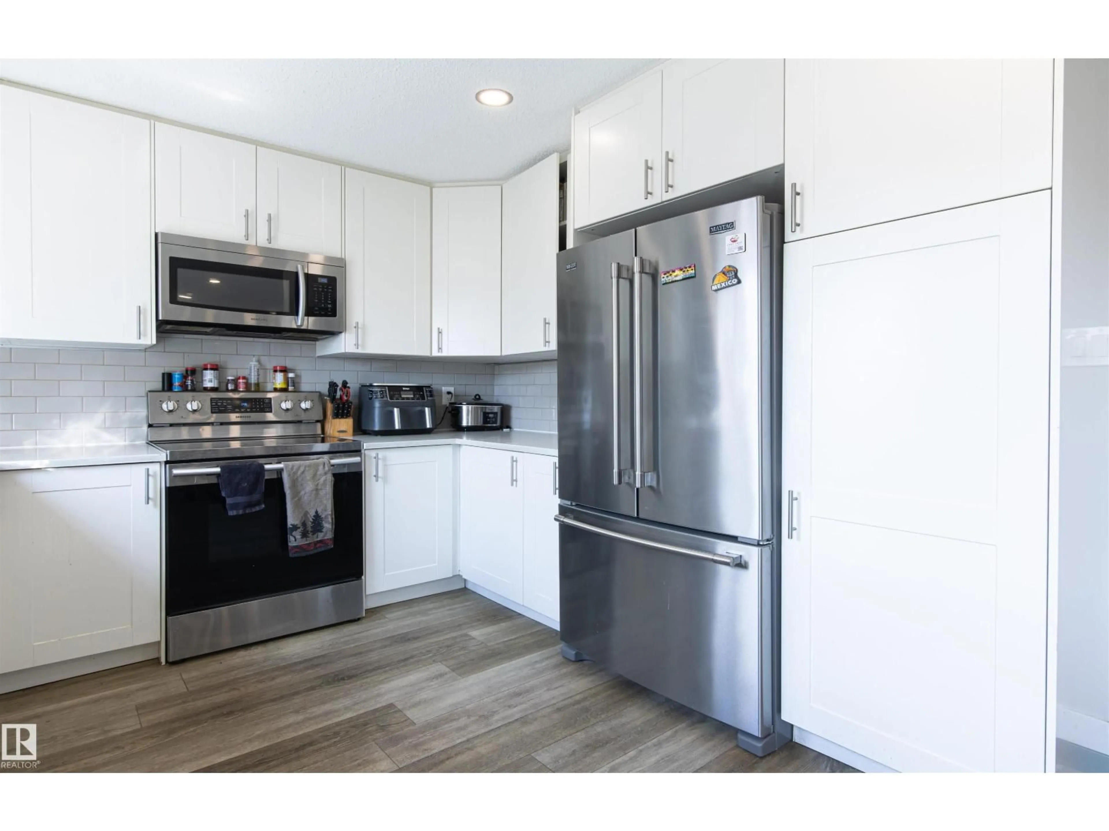 Standard kitchen, unknown for 7115 39A AV, Edmonton Alberta T6K0R7