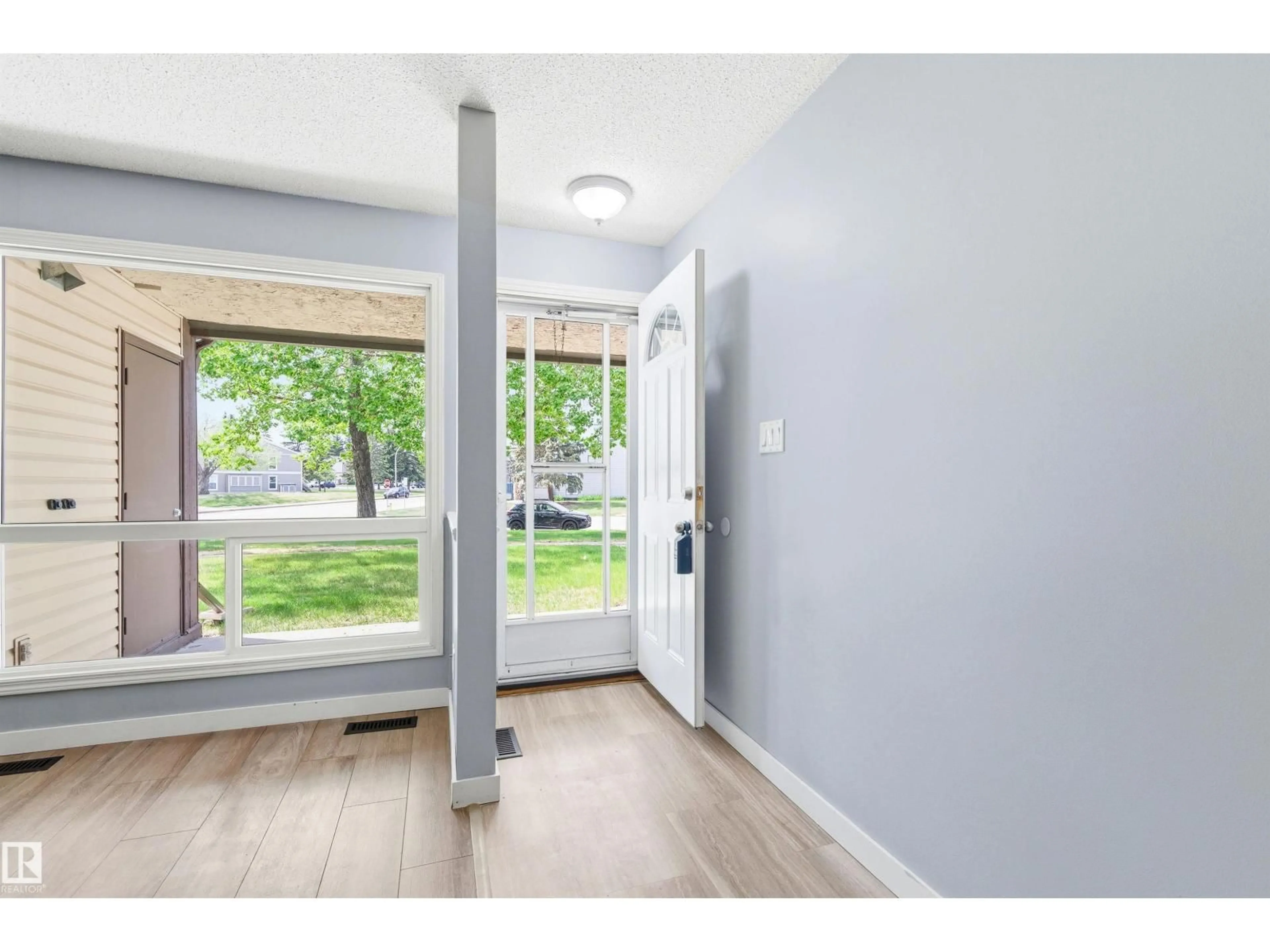 Indoor entryway for 2005 SADDLEBACK RD, Edmonton Alberta T6J4T4