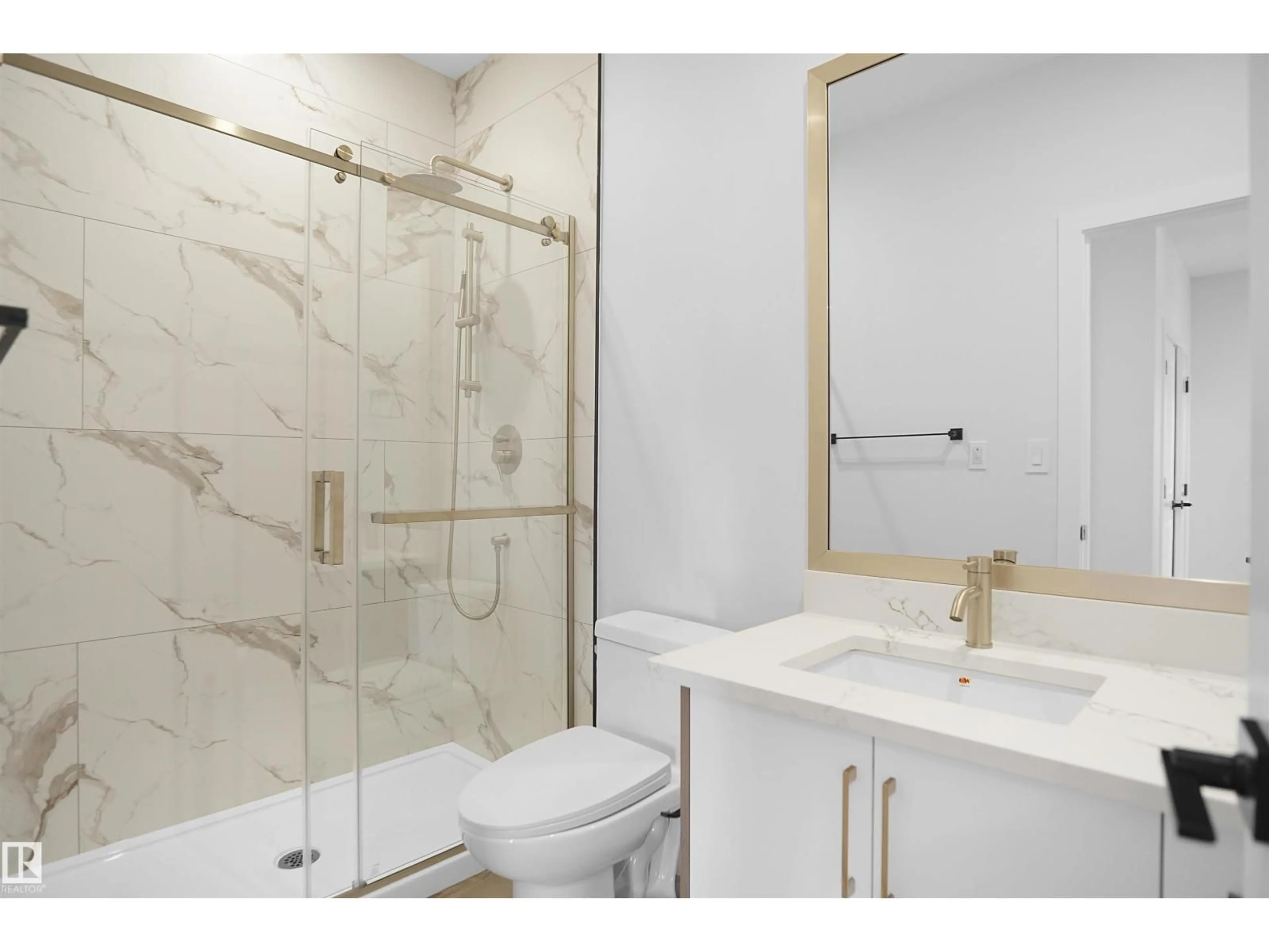 Standard bathroom, ceramic/tile floor for SW - 6403 29 AVE, Edmonton Alberta T6X3M8