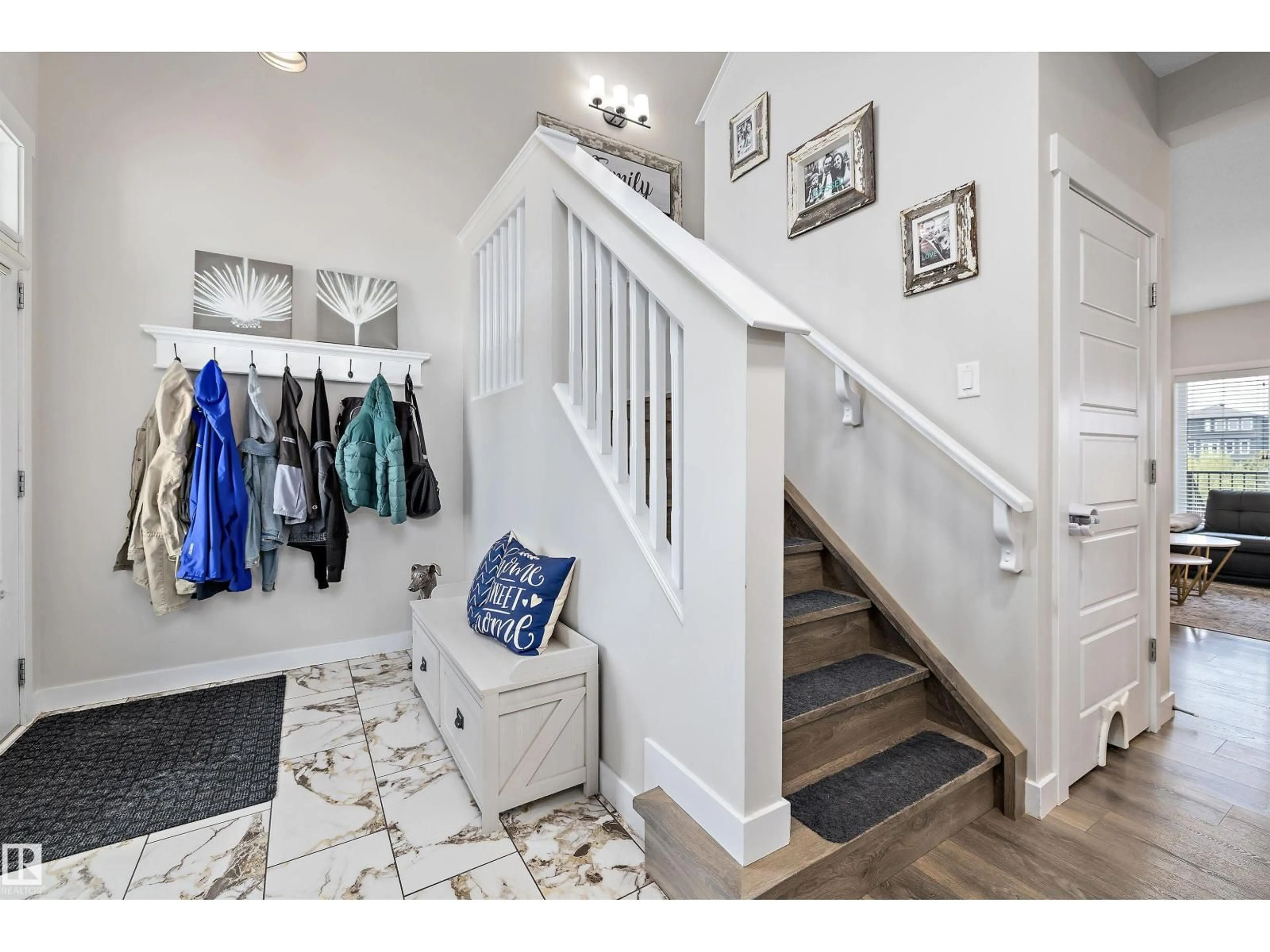 Indoor entryway for 363 CY BECKER BV, Edmonton Alberta T5Y3S3