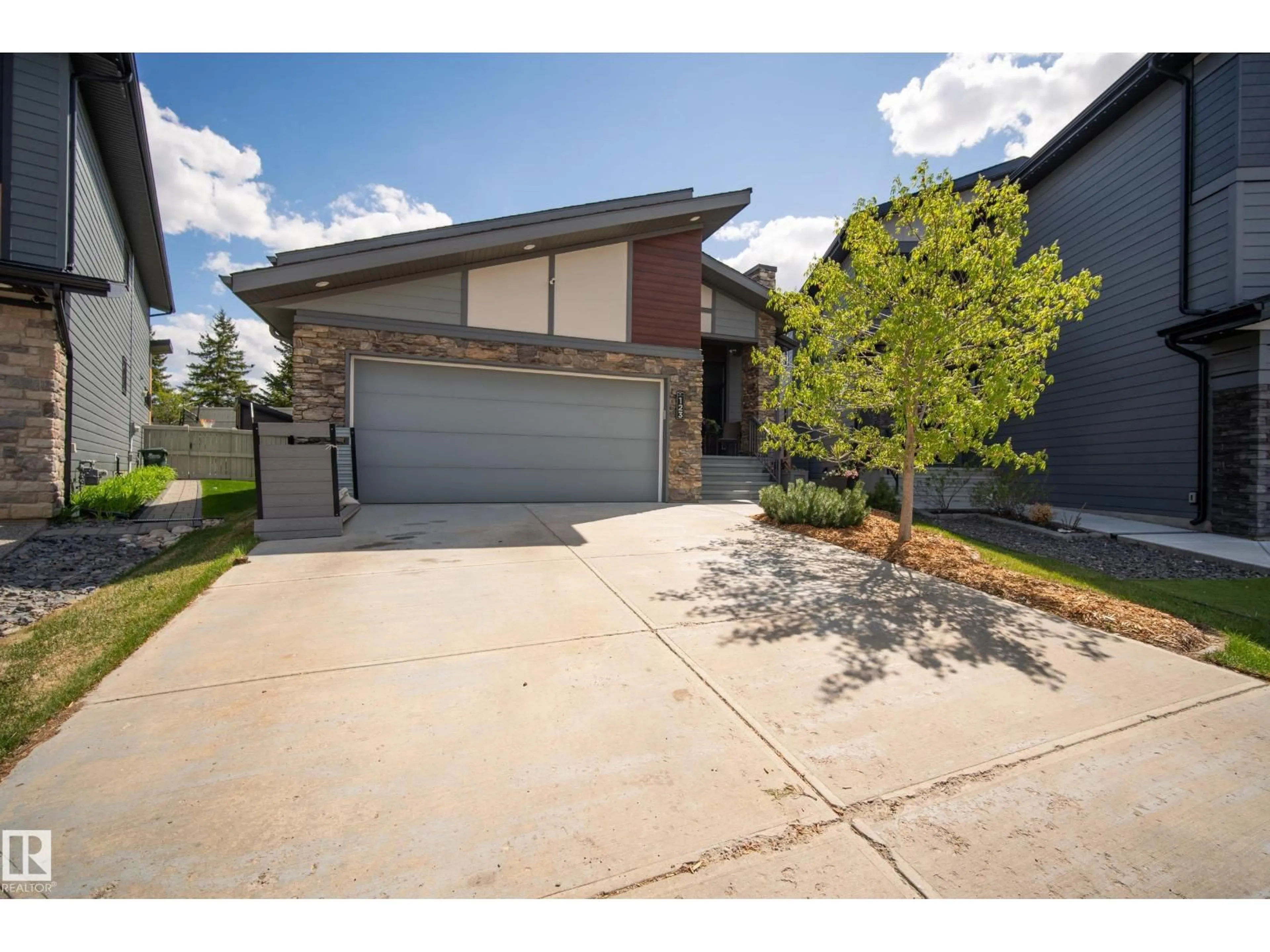 A pic from outside/outdoor area/front of a property/back of a property/a pic from drone, street for 123 BARBURY CL, Sherwood Park Alberta T8B0B5