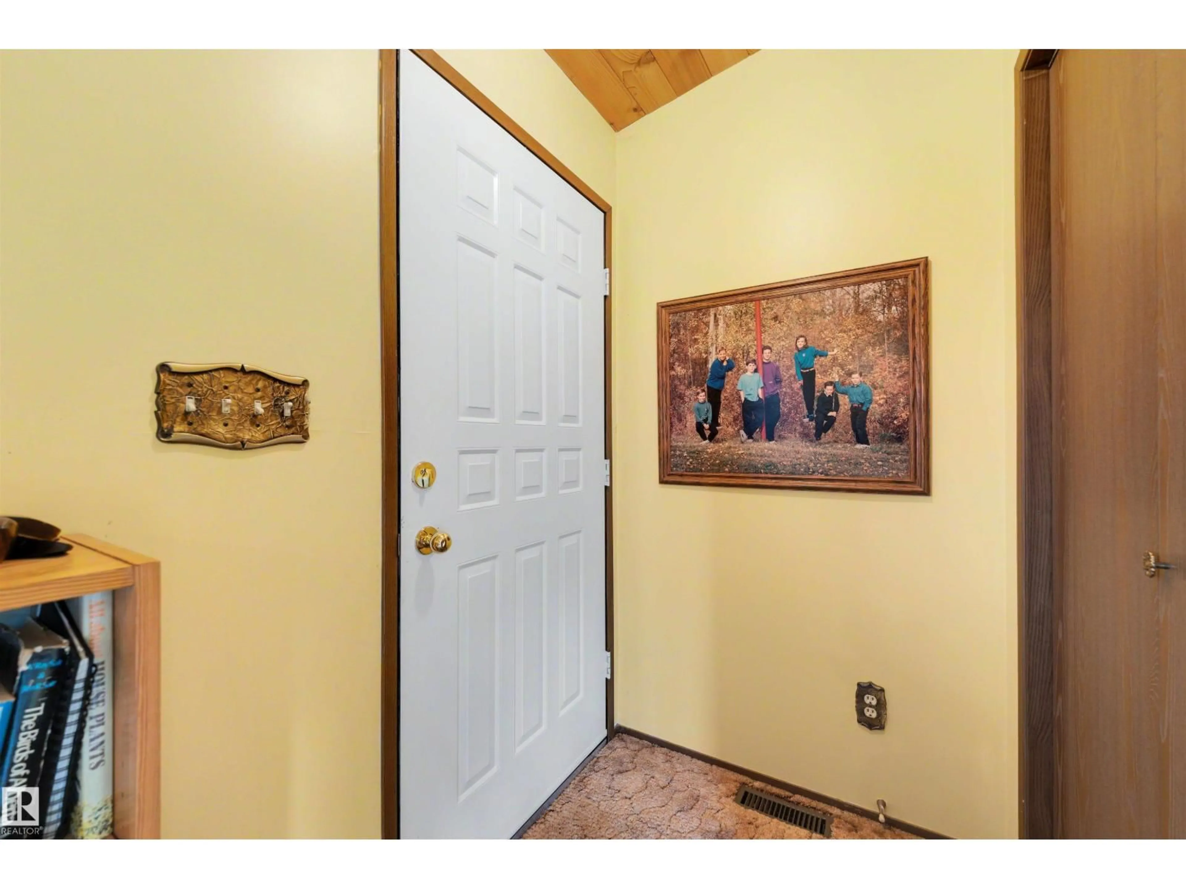 Indoor entryway for 311 3 ST, Rural Lac Ste. Anne County Alberta T0E1A0