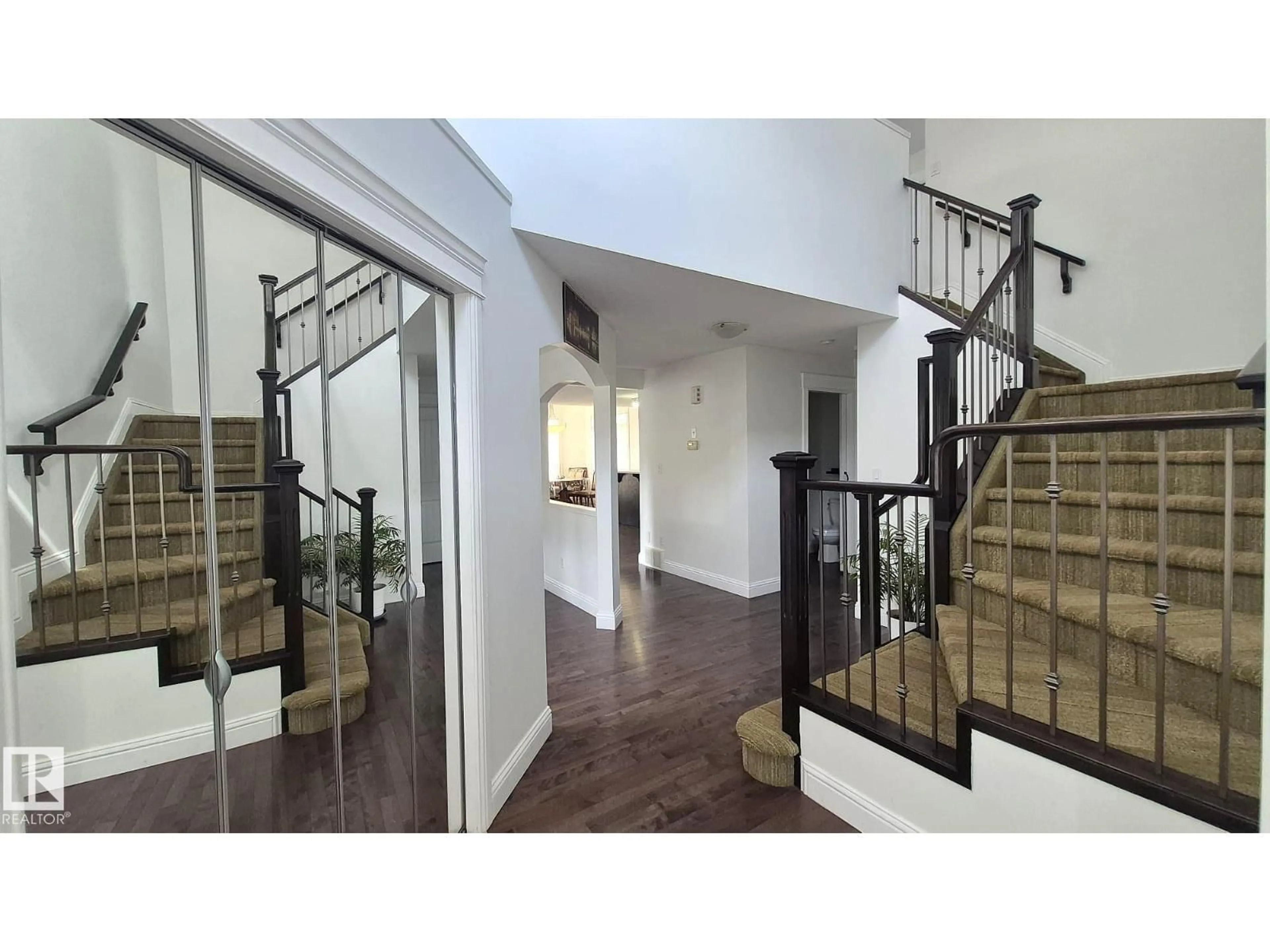 Indoor foyer for SW - 5440 1A AV, Edmonton Alberta T6X0L2