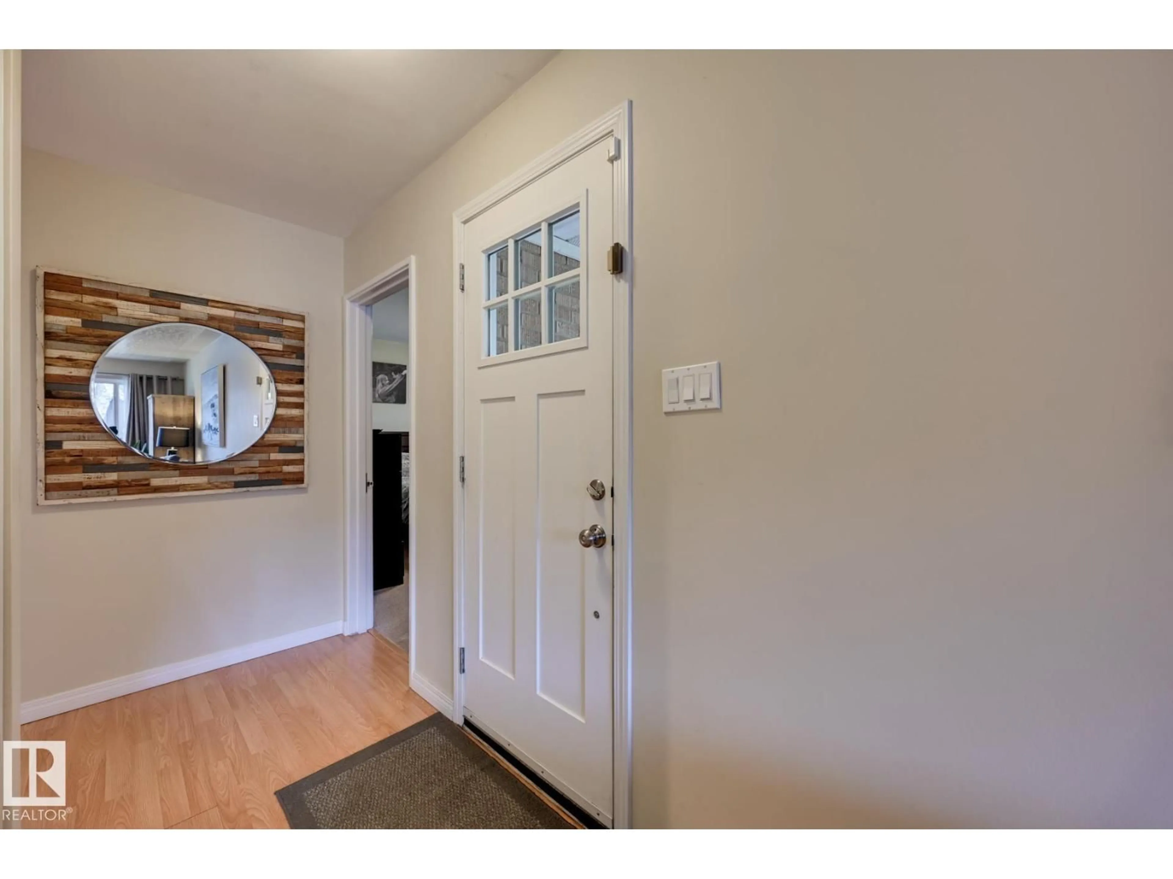 Indoor entryway for 7527 78 AV, Edmonton Alberta T6C0M6