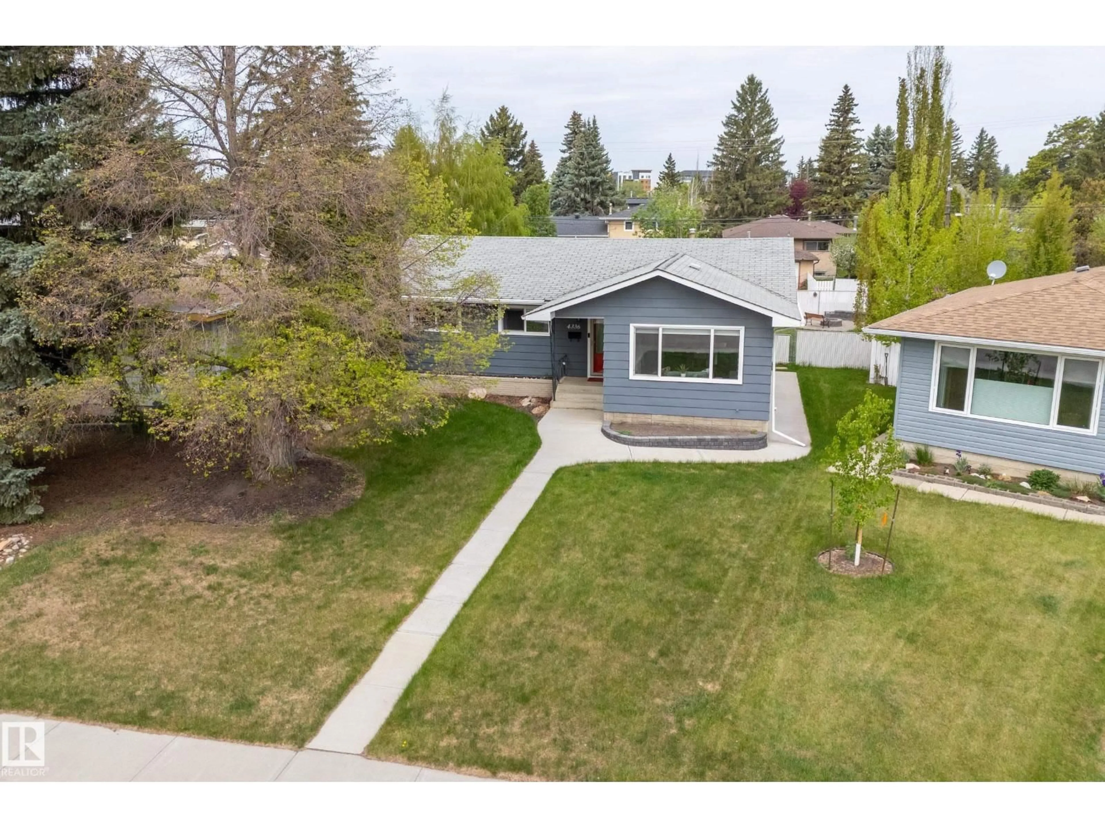 A pic from outside/outdoor area/front of a property/back of a property/a pic from drone, street for 4336 116 ST NW, Edmonton Alberta T6J1R9