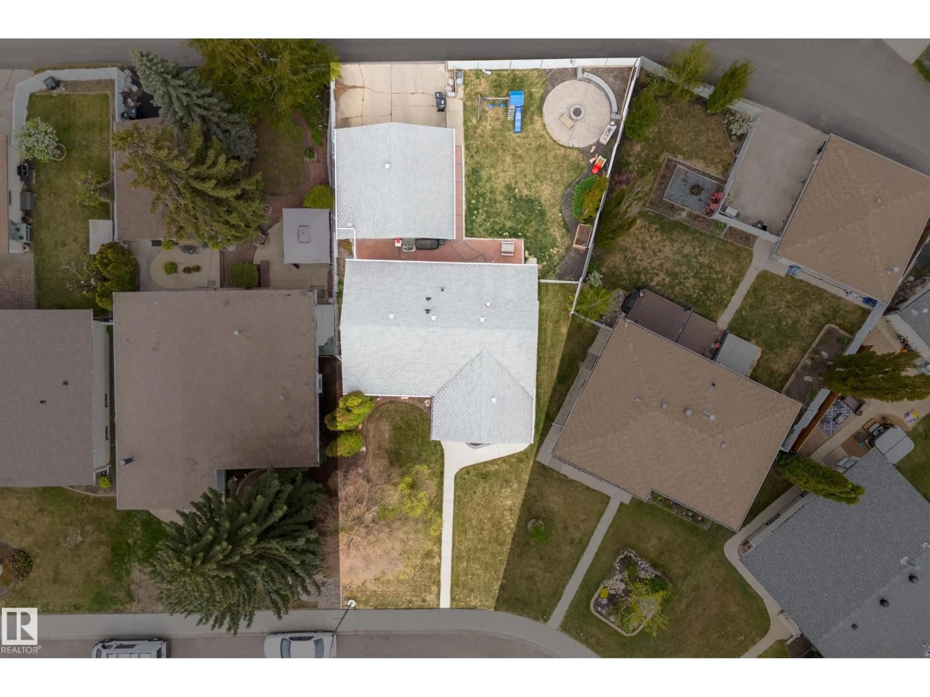 A pic from outside/outdoor area/front of a property/back of a property/a pic from drone, street for 4336 116 ST NW, Edmonton Alberta T6J1R9