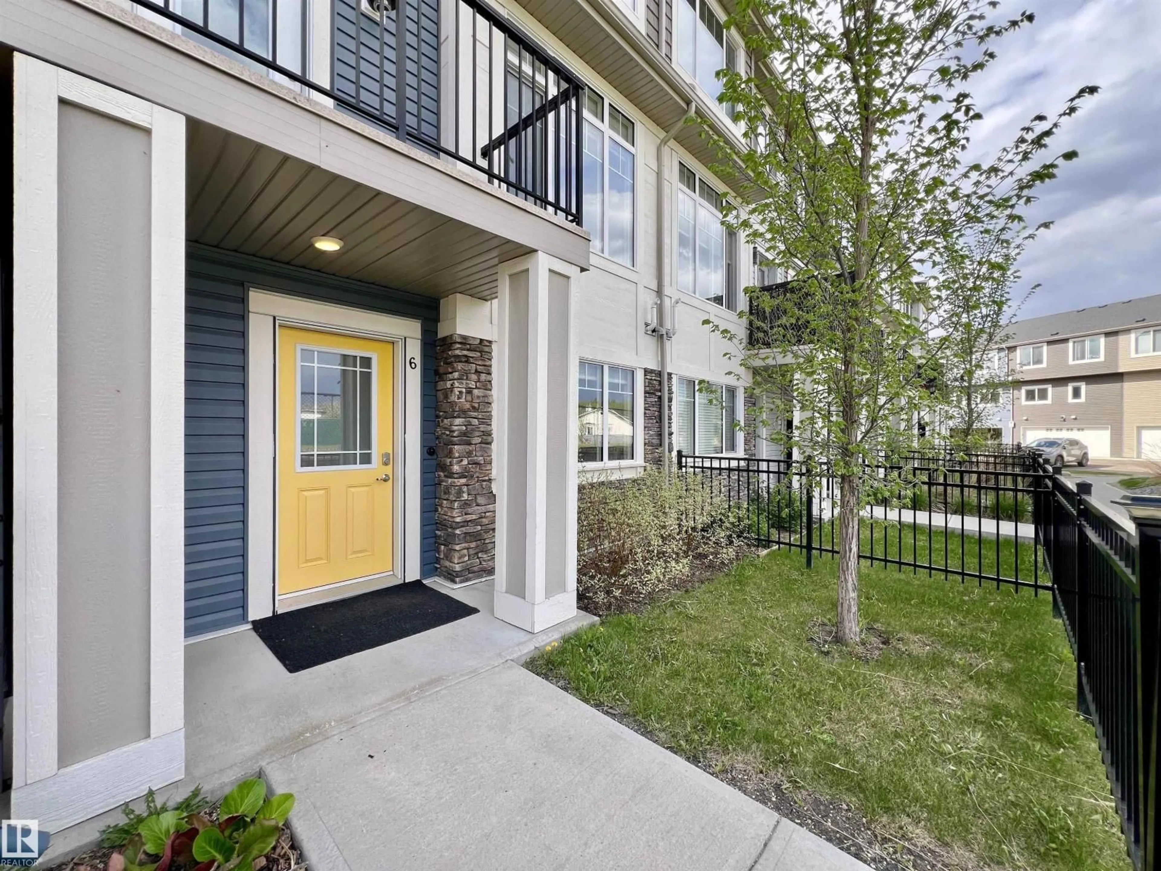 Indoor entryway for #6 - 11373 12 AV, Edmonton Alberta T6J5V2