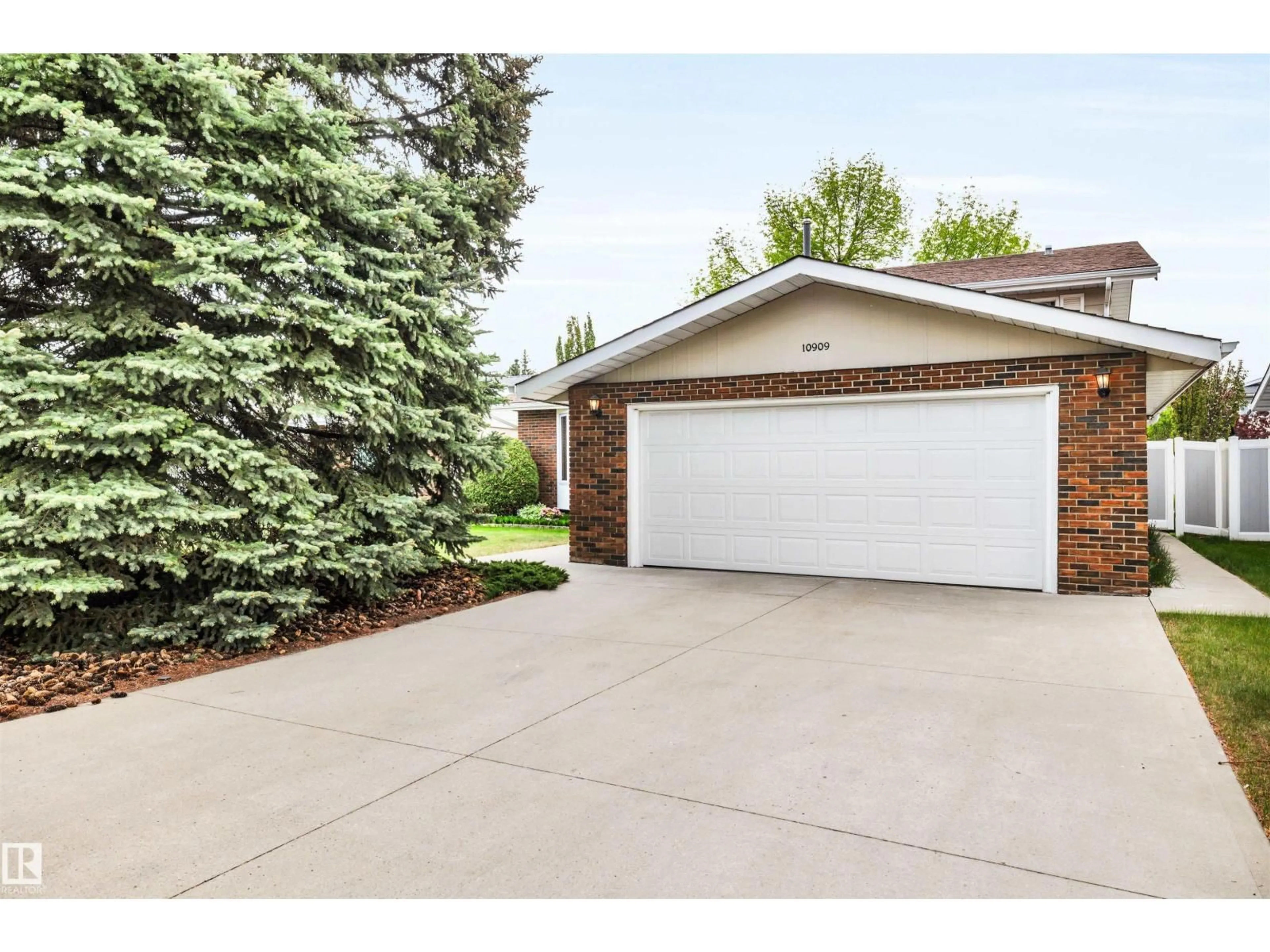 Unknown for 10909 33A AV, Edmonton Alberta T6J3C6