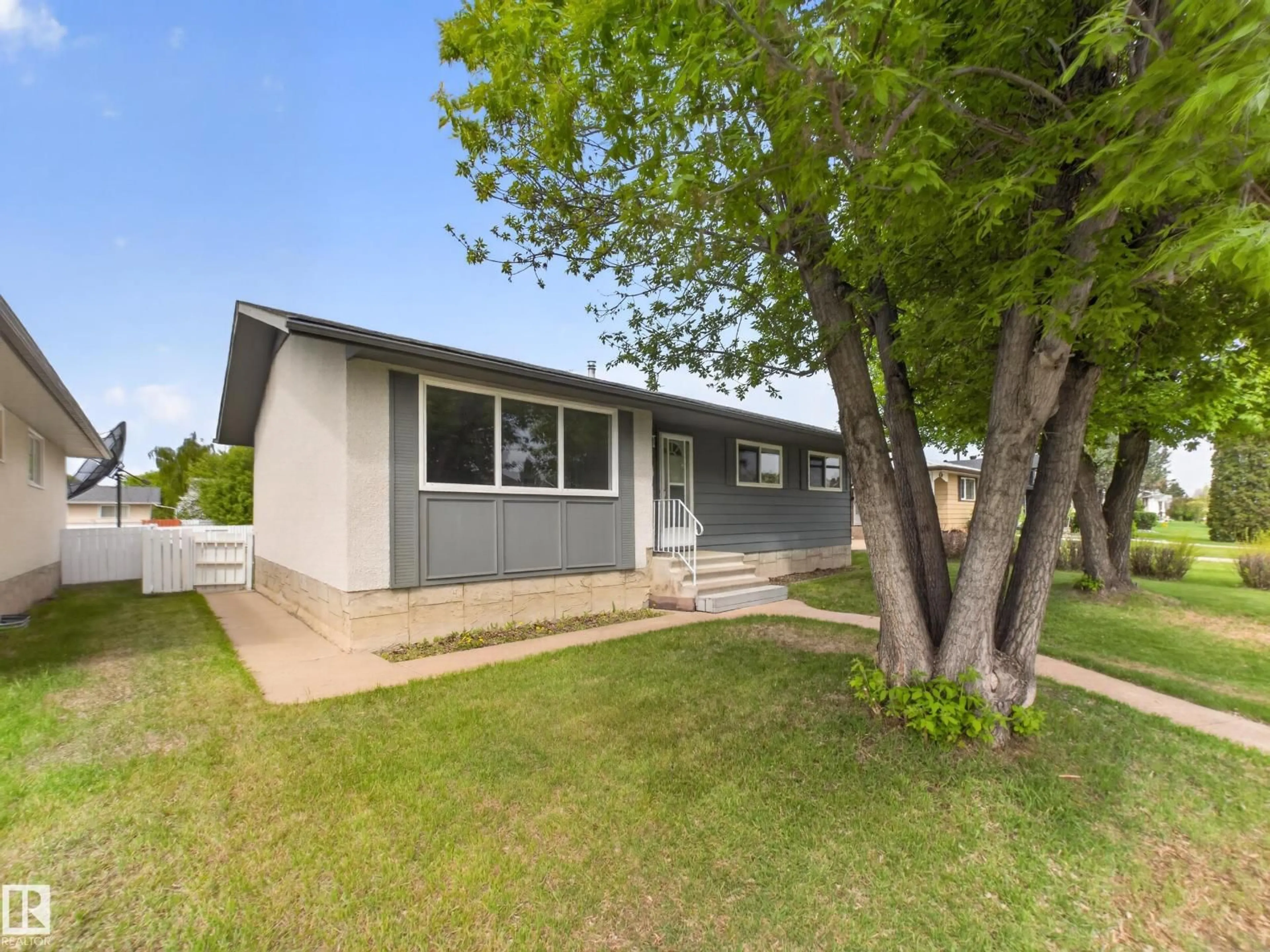 Home with vinyl exterior material, street for NW - 15124 88A ST, Edmonton Alberta T5E5T7