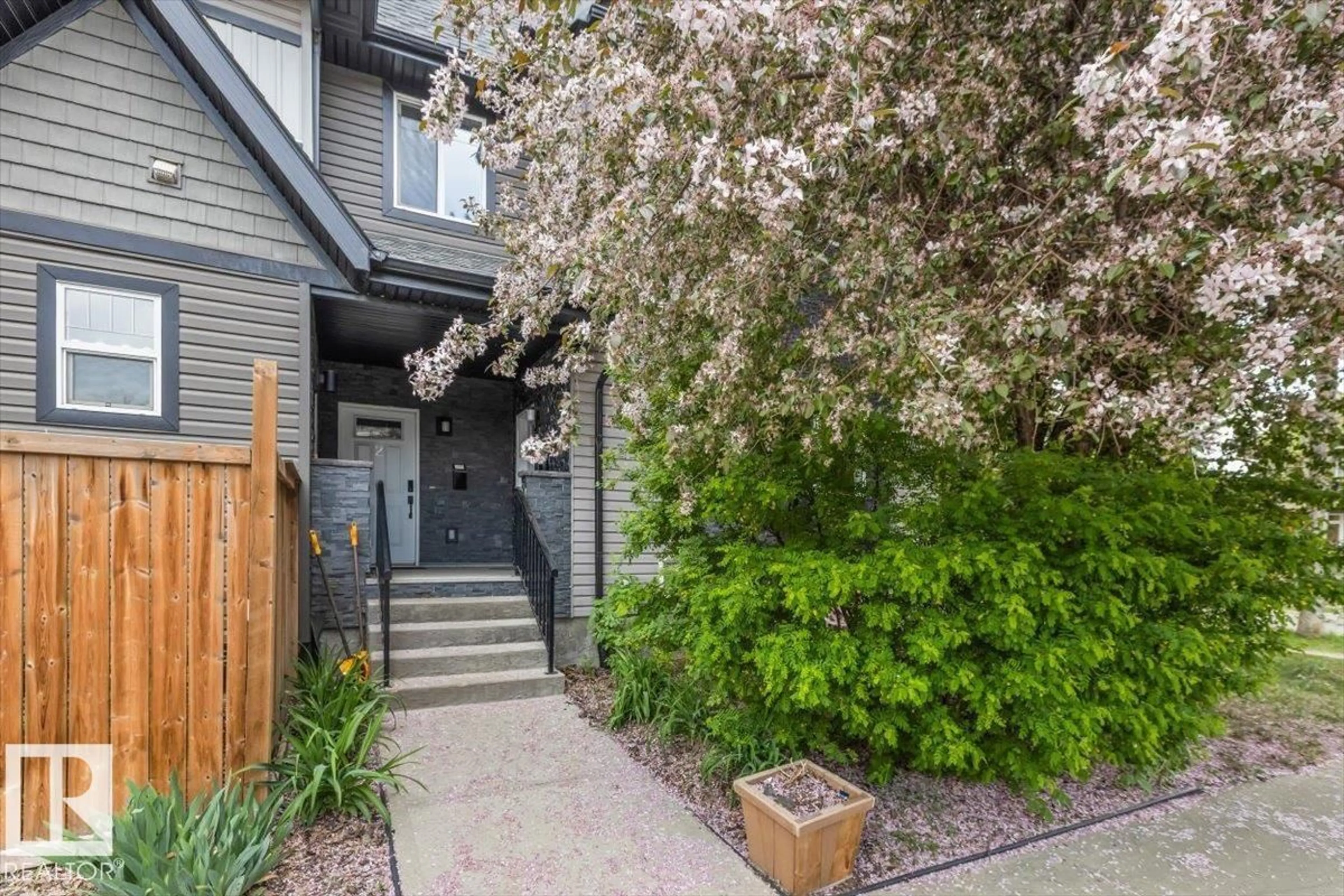 Patio, street for #3 - 7210 96 ST, Edmonton Alberta T6E1B3