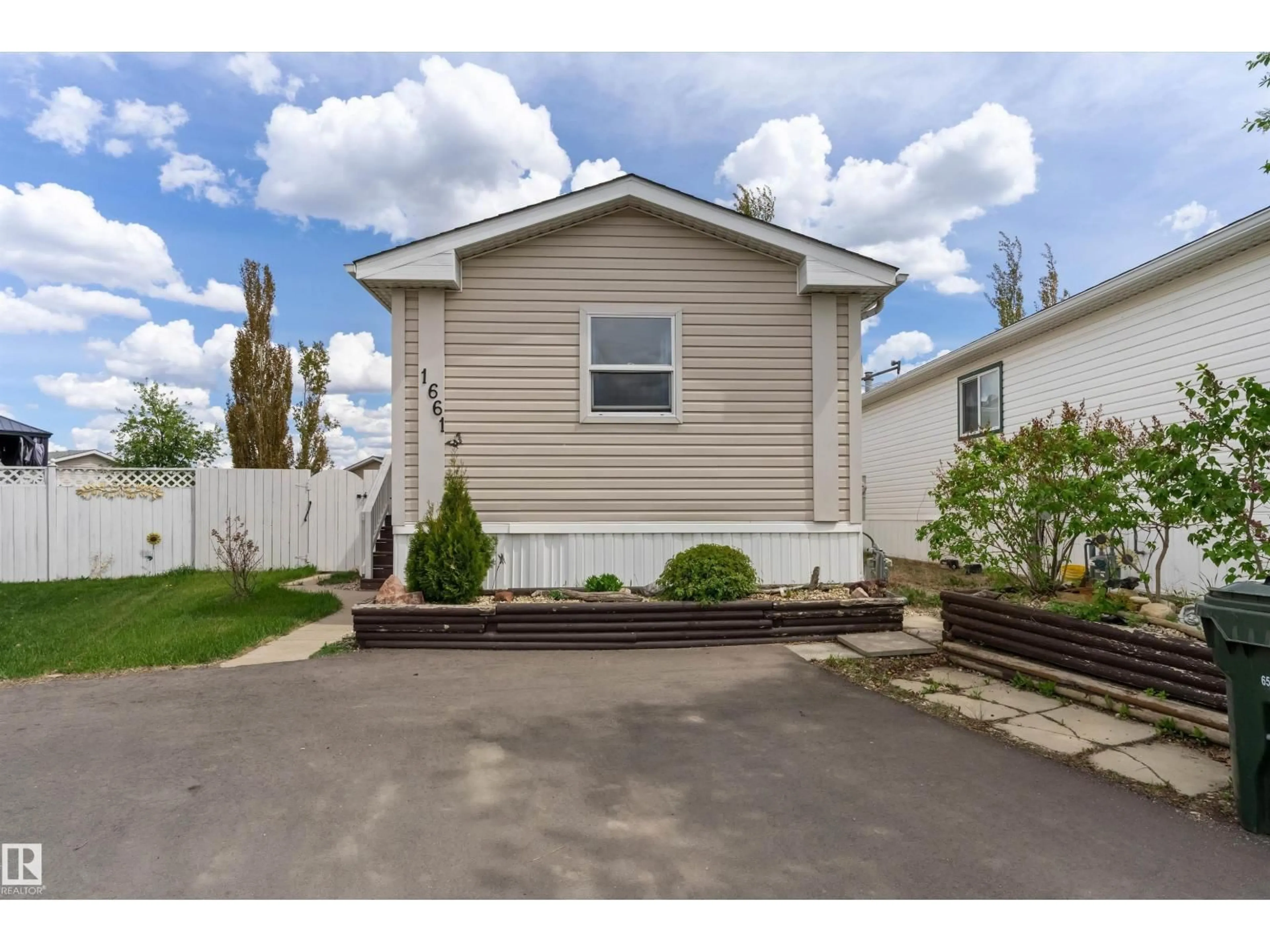 Home with vinyl exterior material, street for 1661 JUBILEE CRESCENT, Sherwood Park Alberta T8H2J4