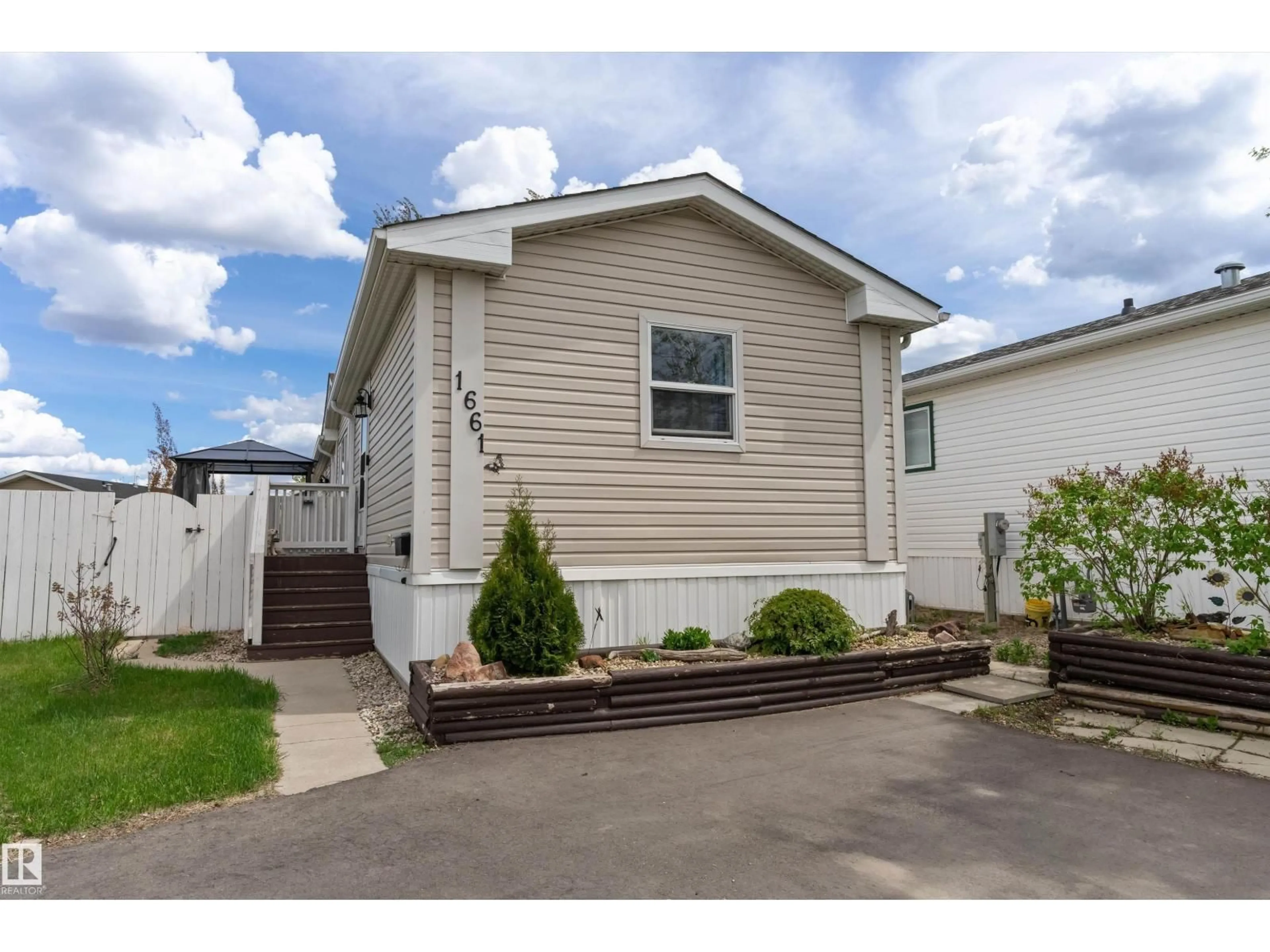 Home with vinyl exterior material, street for 1661 JUBILEE CRESCENT, Sherwood Park Alberta T8H2J4