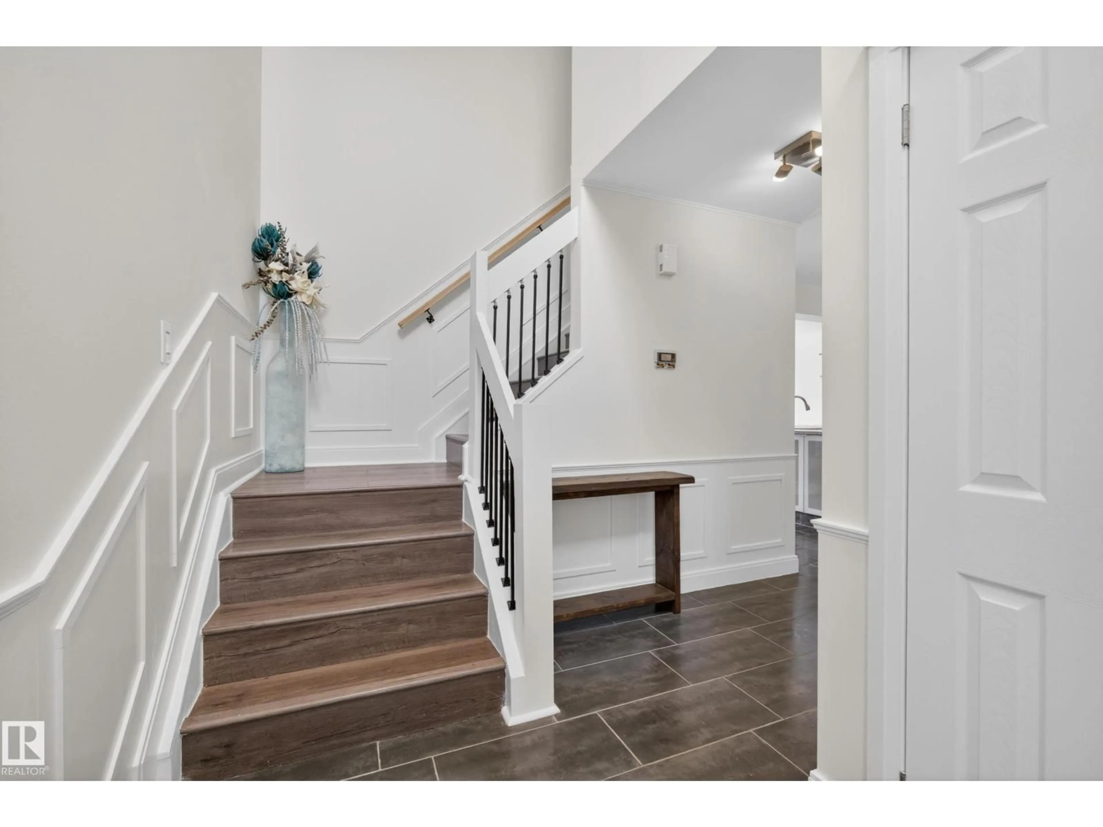 Indoor entryway for 11827 8 AV, Edmonton Alberta T6J6Z9