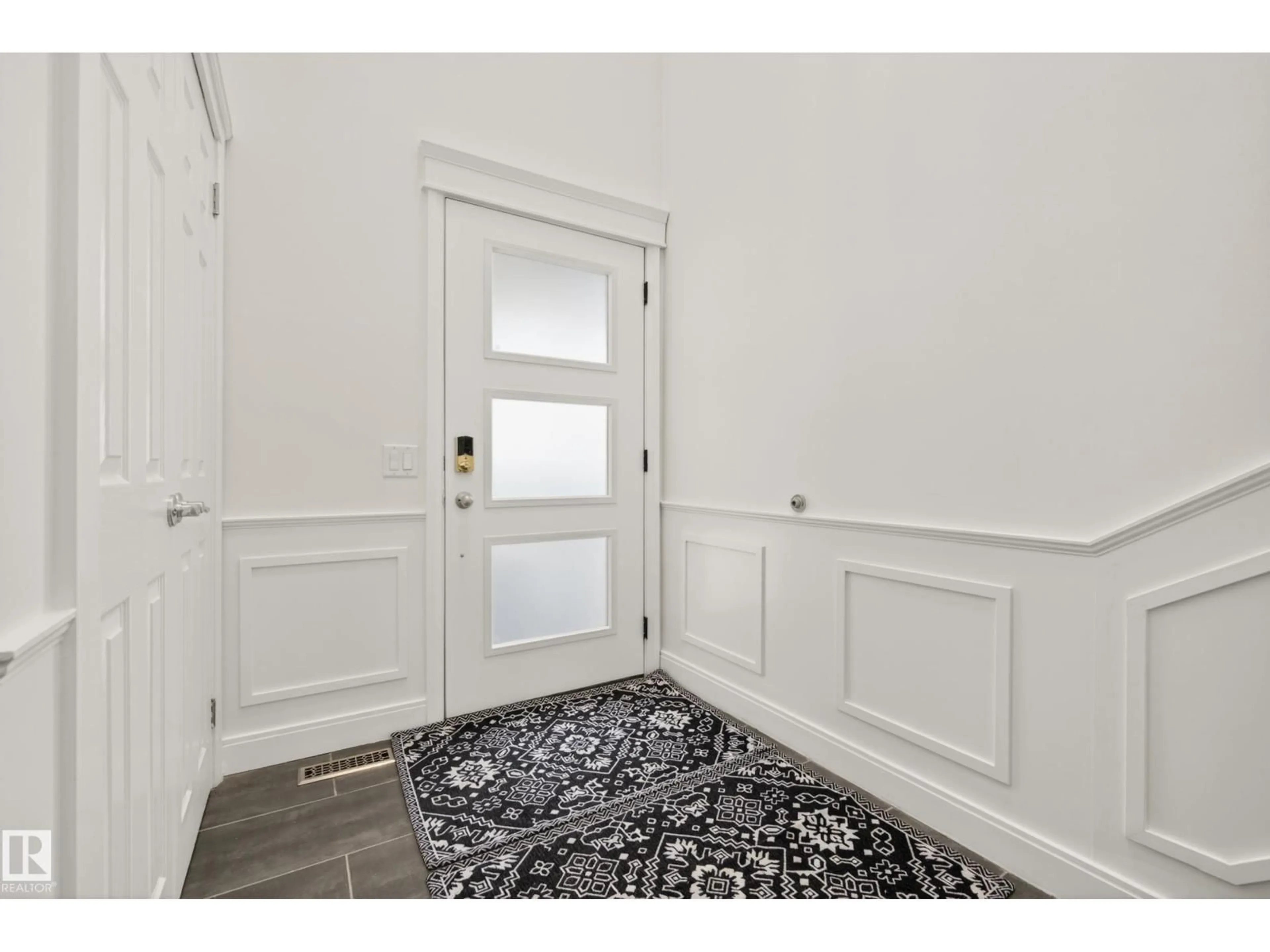 Indoor entryway for 11827 8 AV, Edmonton Alberta T6J6Z9