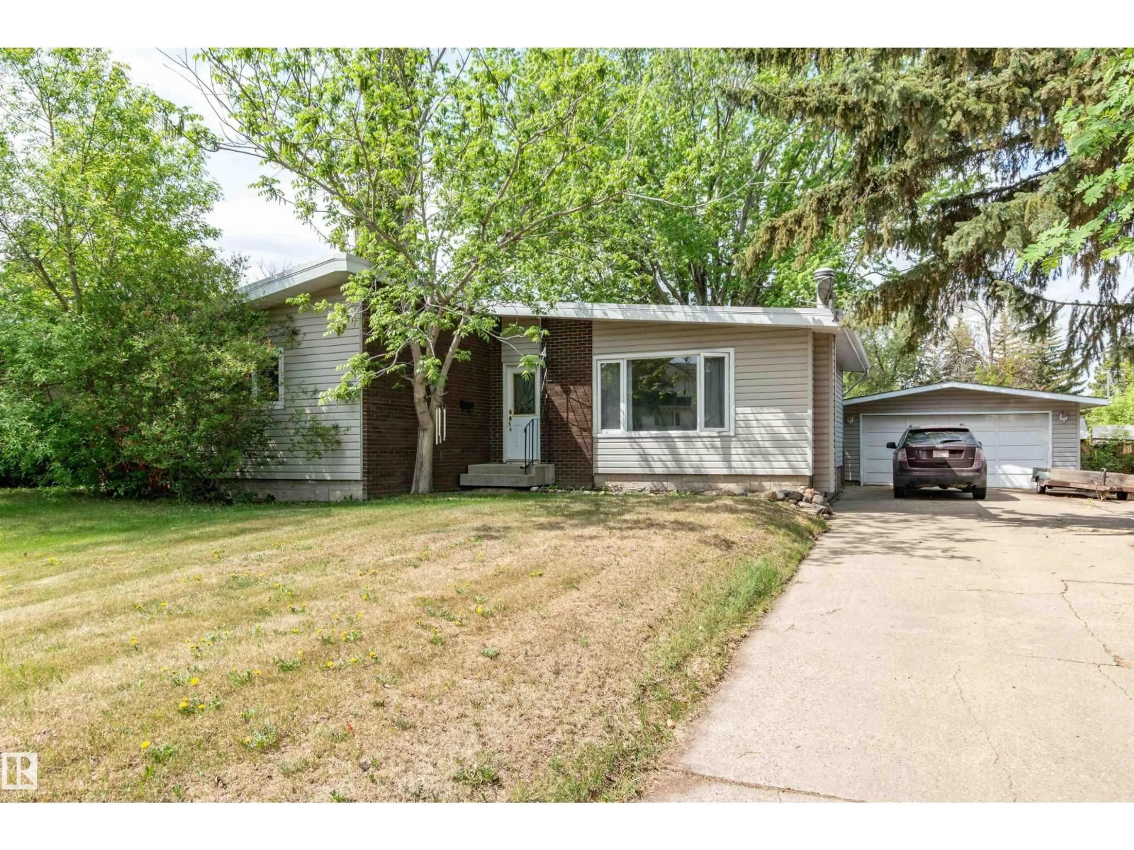 Home with vinyl exterior material, street for 4 CRANE RD, Sherwood Park Alberta T8A4H5