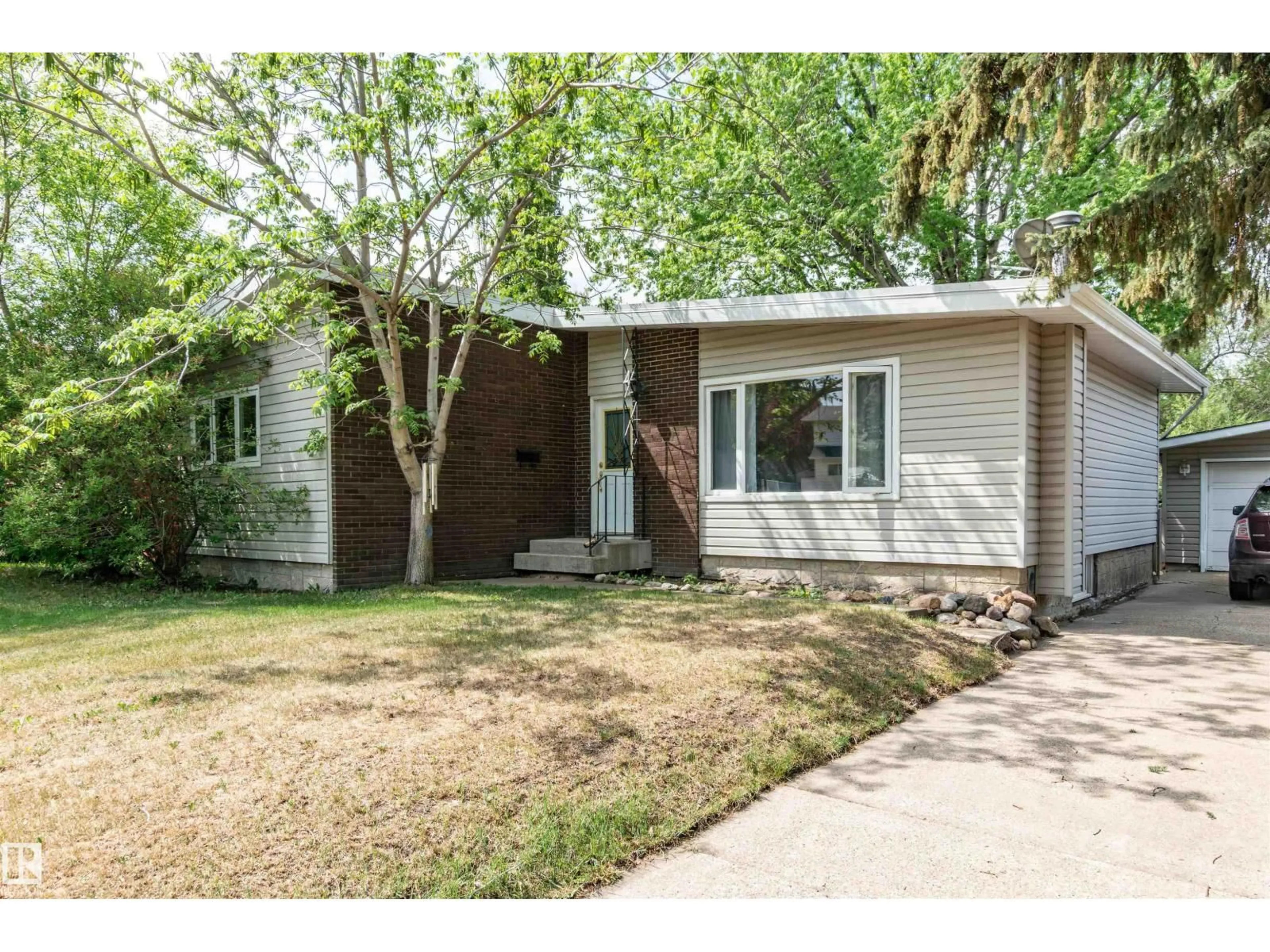 Home with vinyl exterior material, street for 4 CRANE RD, Sherwood Park Alberta T8A4H5