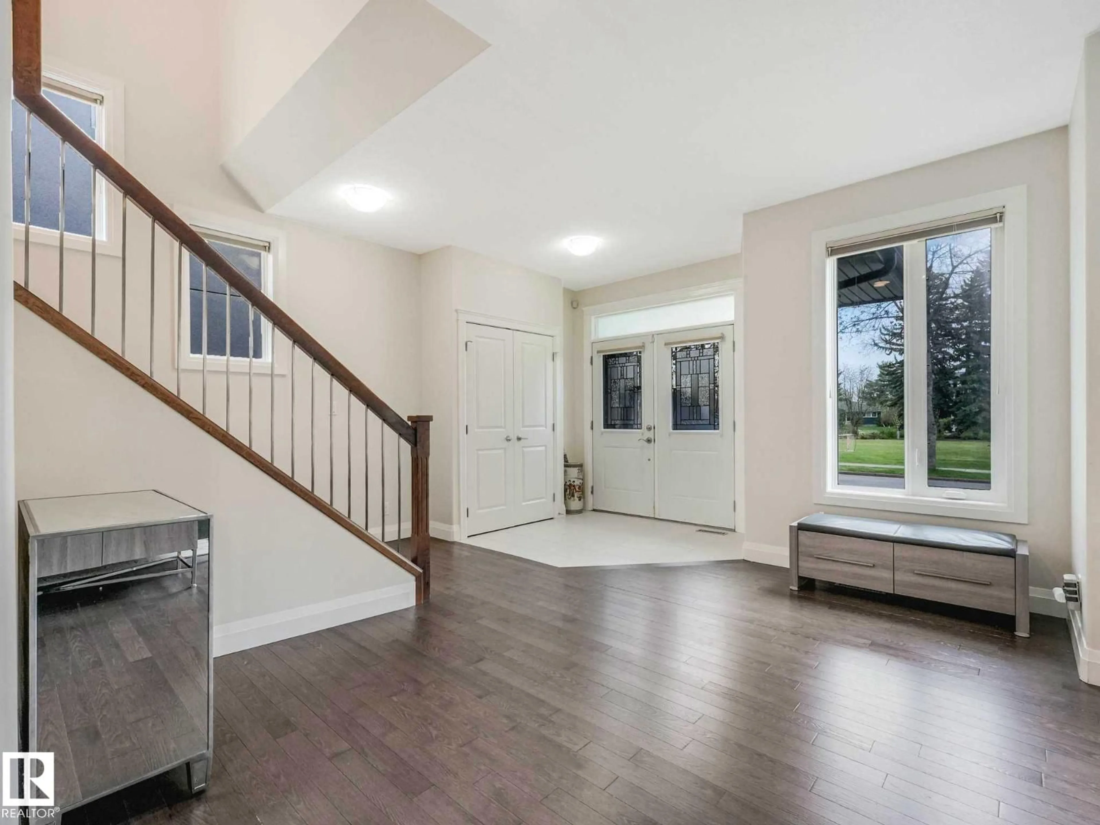 Indoor entryway for 9330 83 ST, Edmonton Alberta T6C2Z7