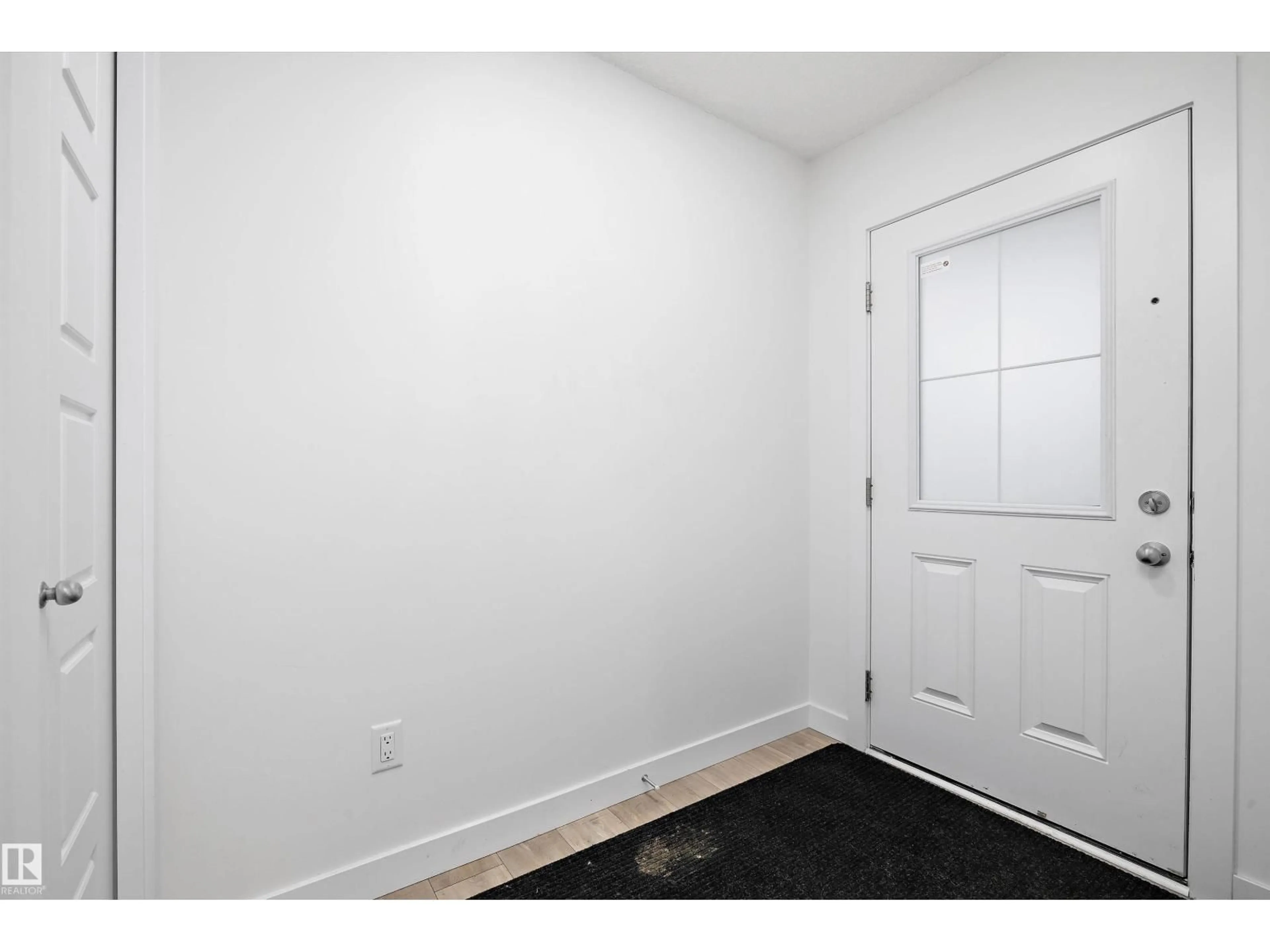 Indoor entryway for 833 NORTHERN HARRIER LN, Edmonton Alberta T5S0P8
