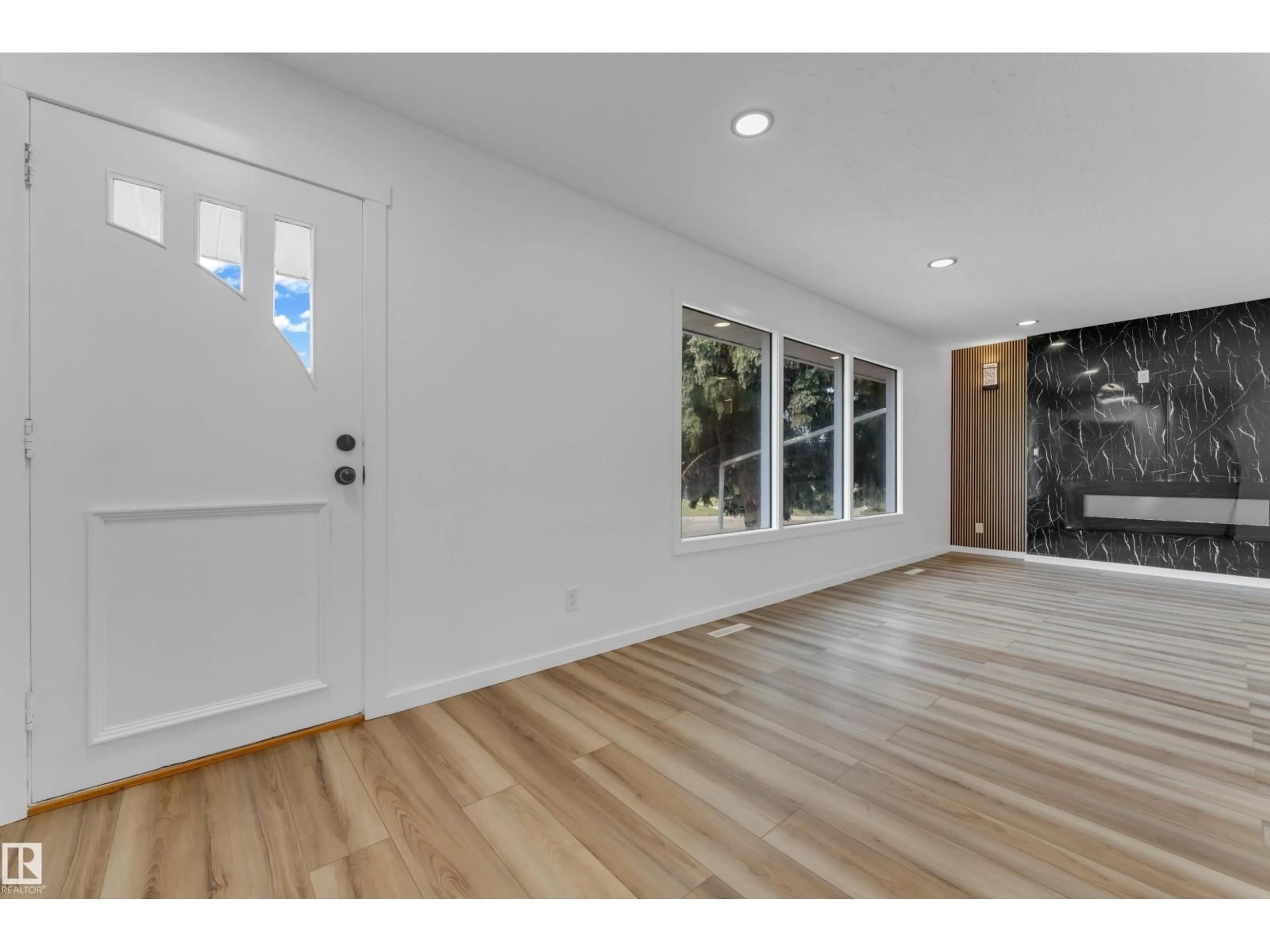 Indoor entryway for 13116 128A AV, Edmonton Alberta T5L3H8