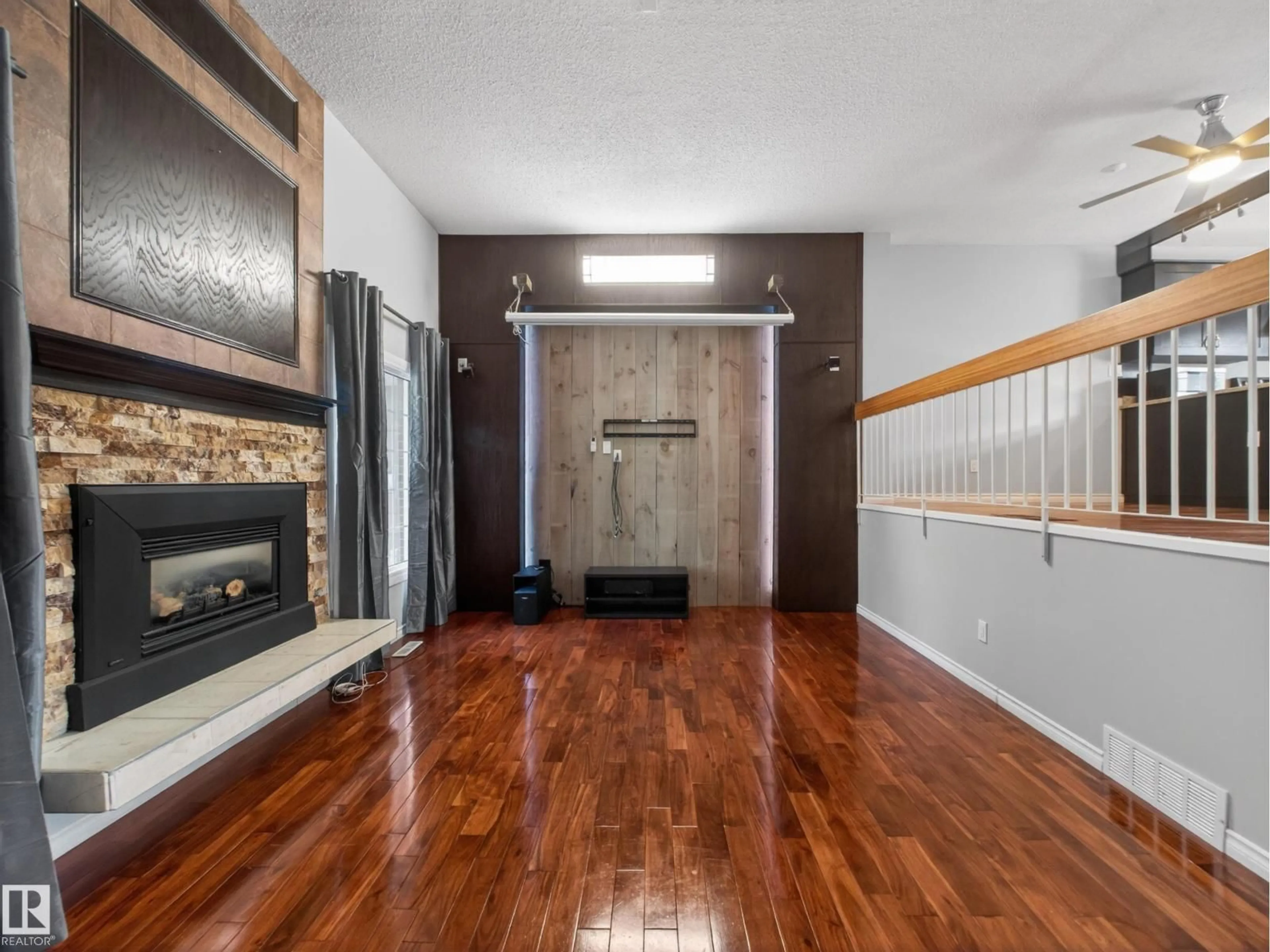 Indoor entryway for 17092 67 AV, Edmonton Alberta T5T1Y8