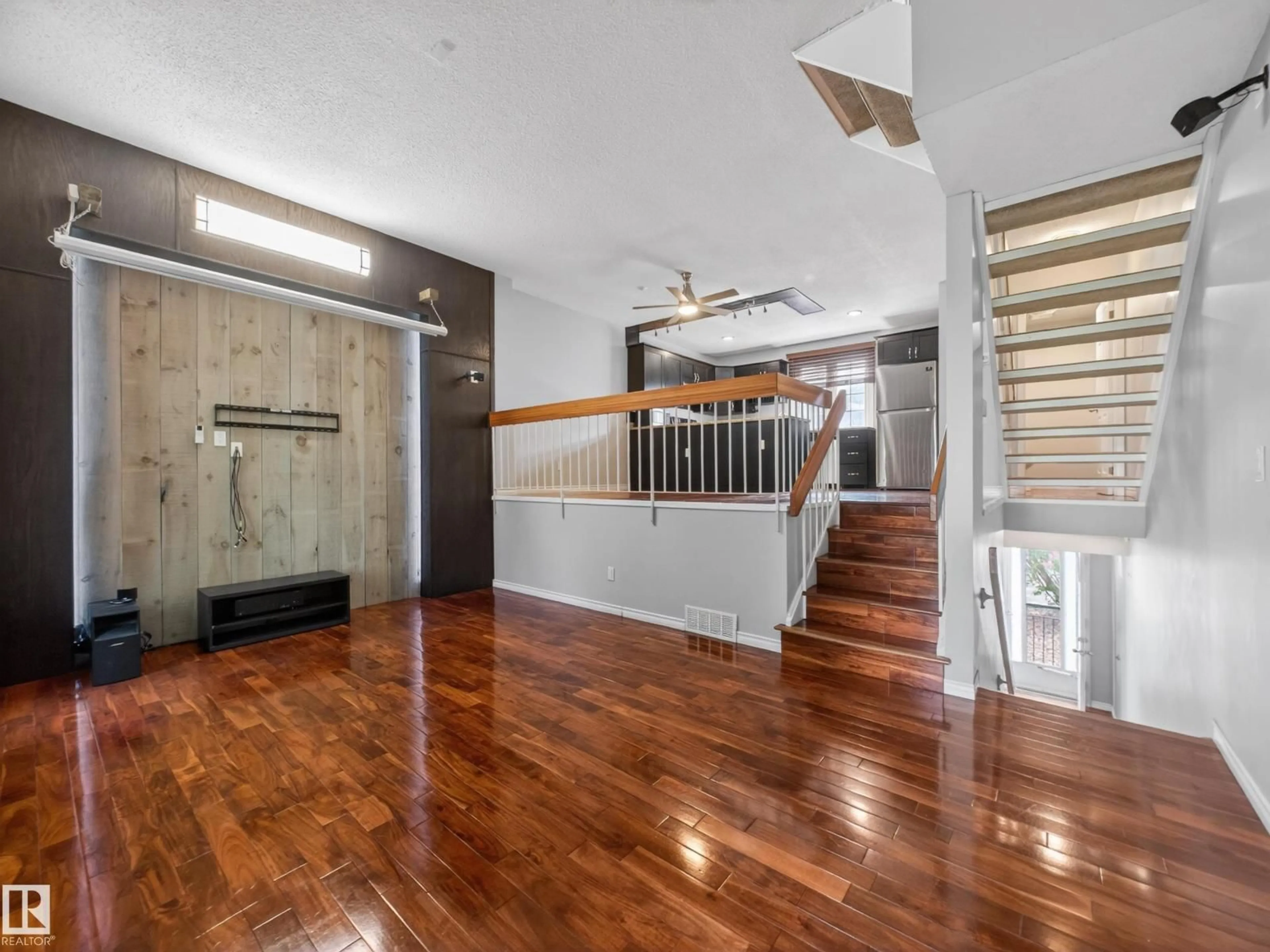 Indoor foyer for 17092 67 AV, Edmonton Alberta T5T1Y8