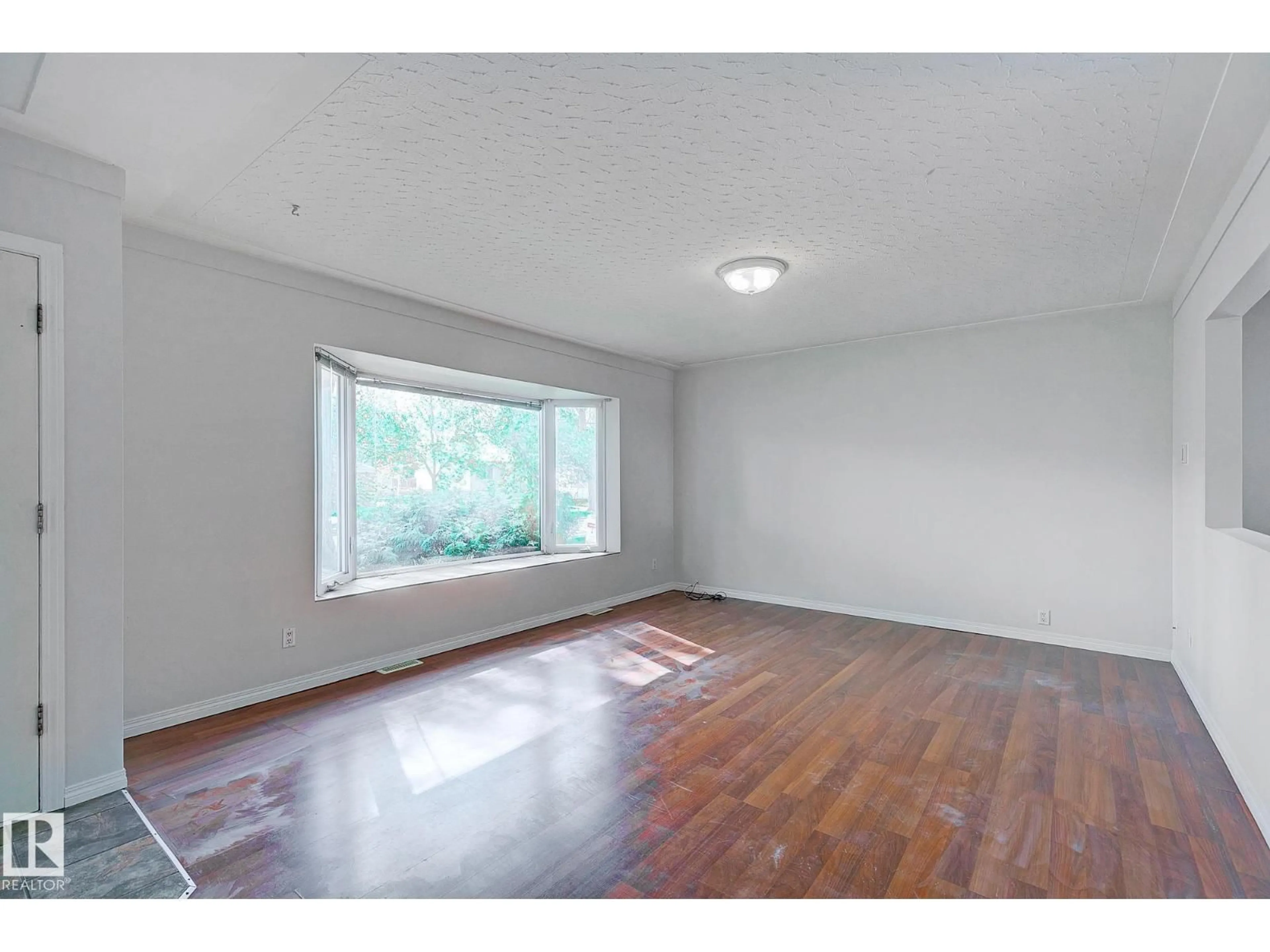A pic of a room for 11930 56 ST, Edmonton Alberta T5W3S9