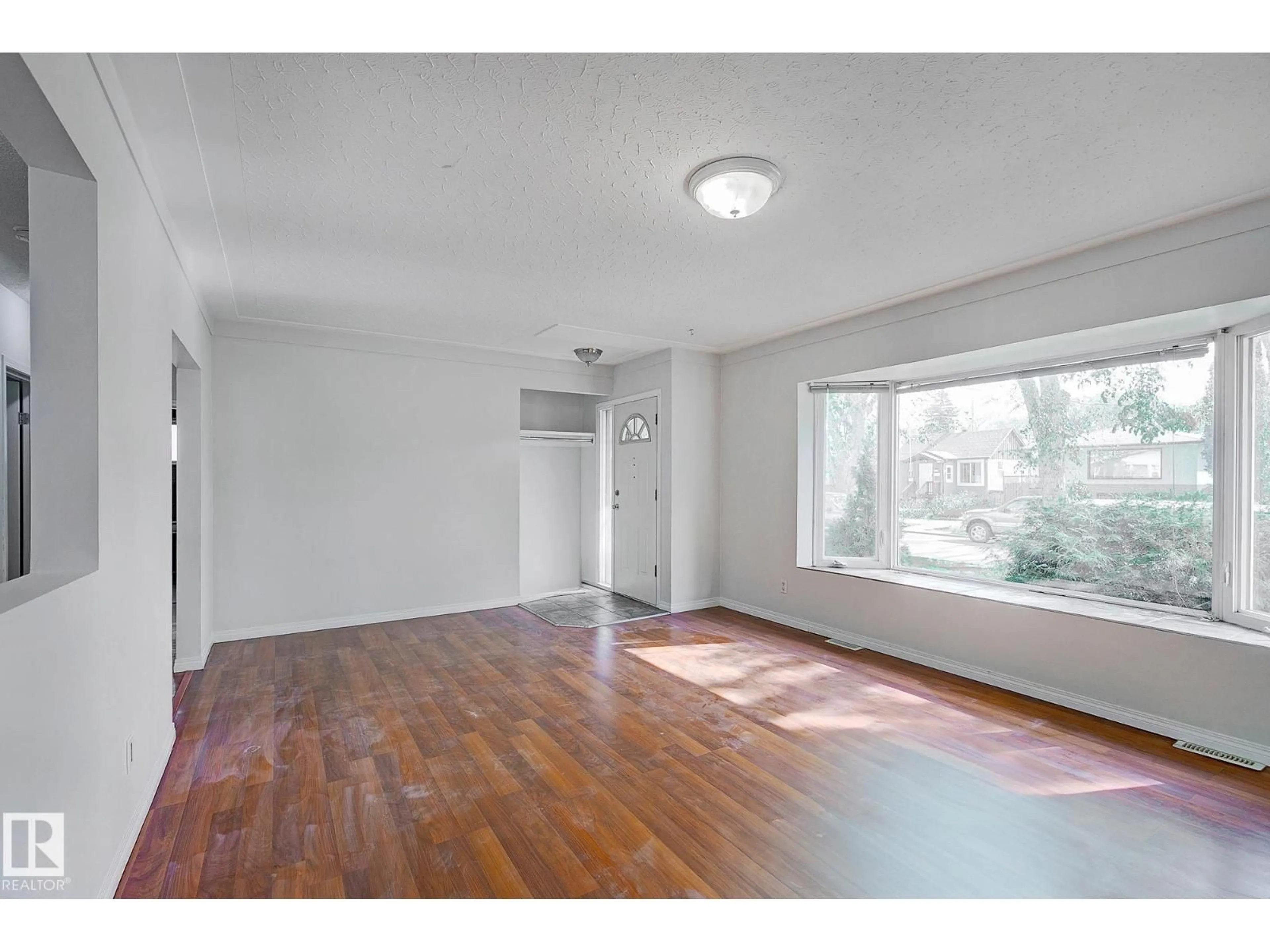A pic of a room for 11930 56 ST, Edmonton Alberta T5W3S9