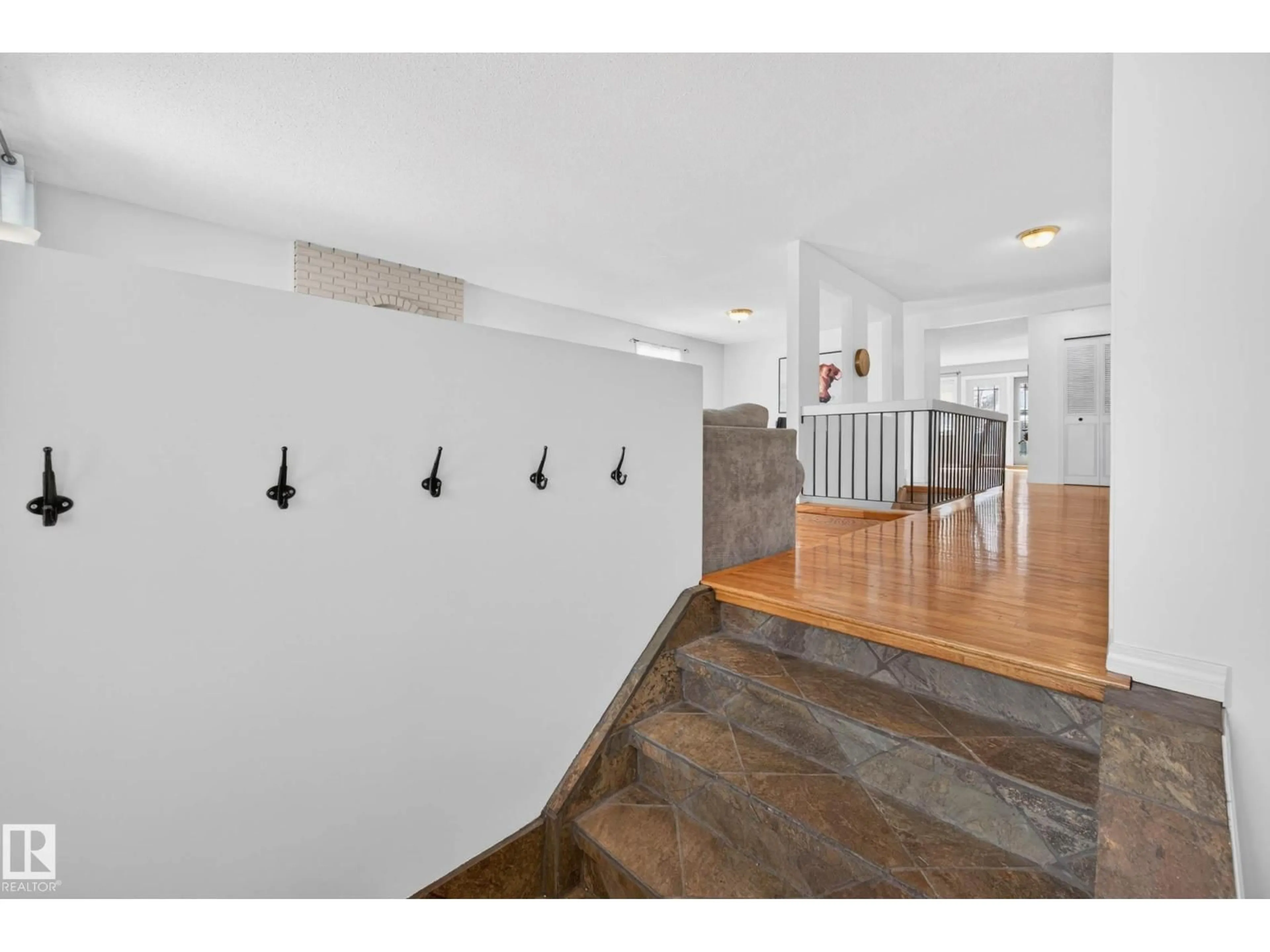 Indoor entryway for 5 WILLOWBROOK CR, St. Albert Alberta T8N3H9
