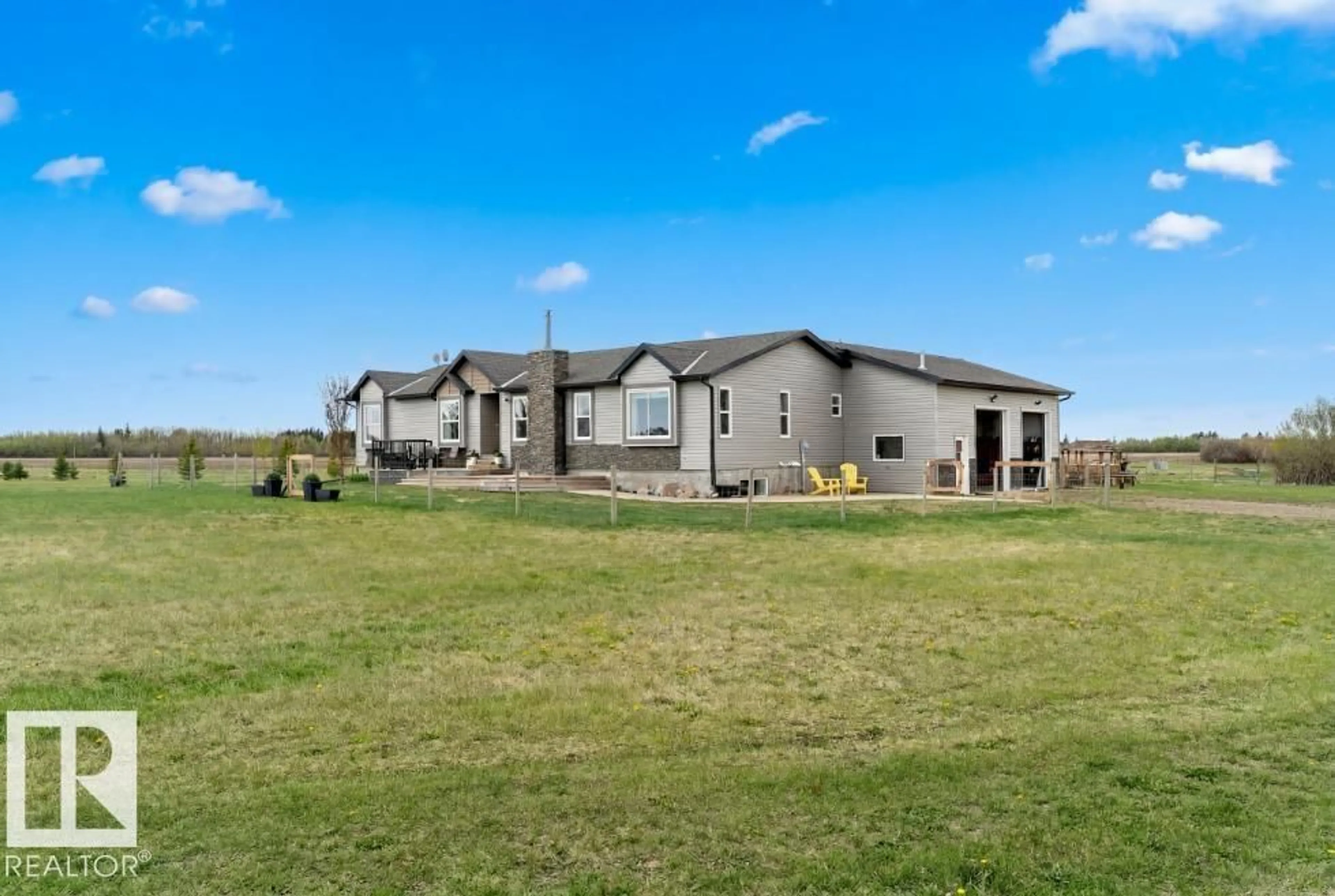 A pic from outside/outdoor area/front of a property/back of a property/a pic from drone, unknown for 55010 RGE ROAD 261, Rural Sturgeon County Alberta T8T0Y1