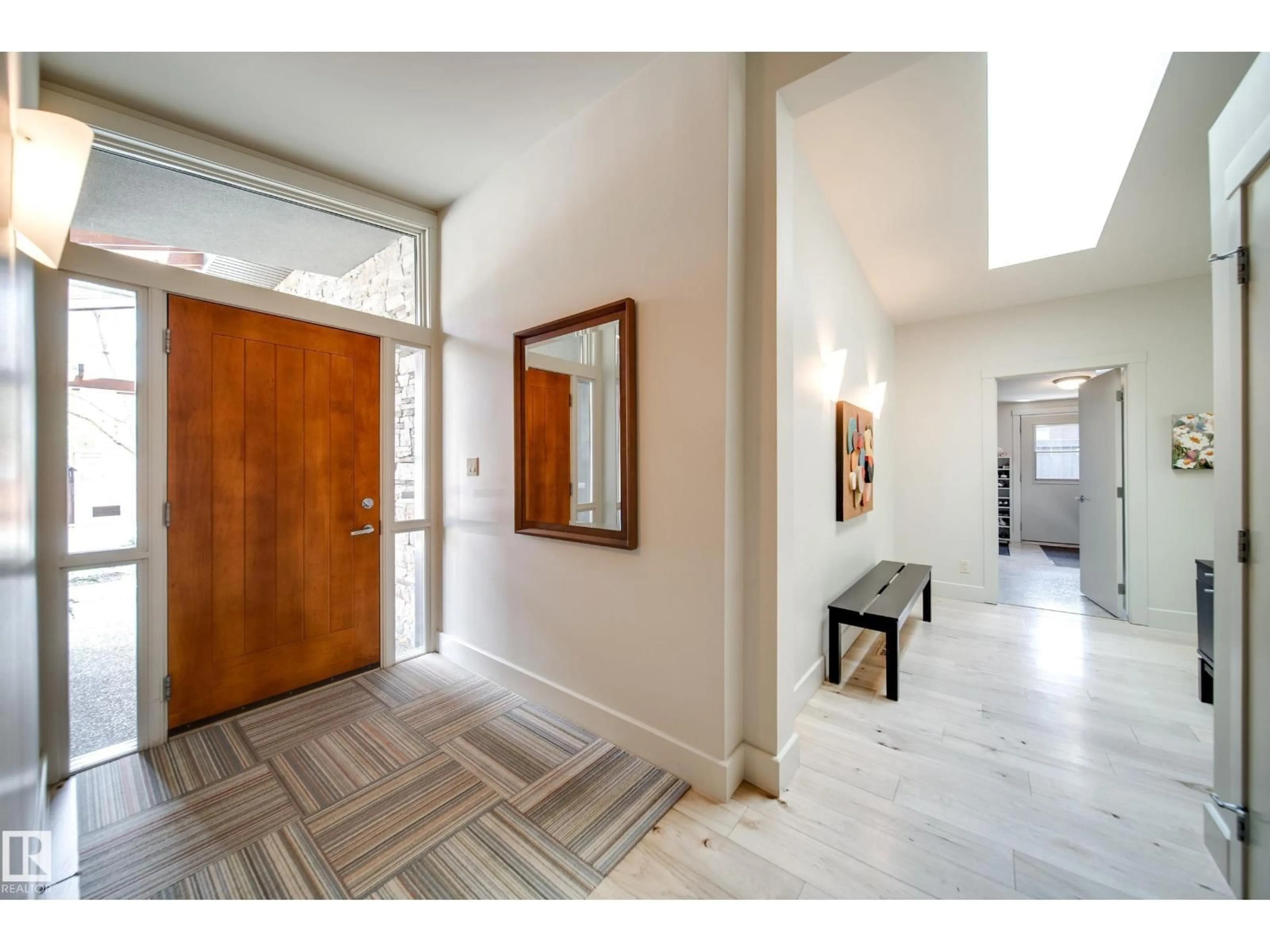 Indoor entryway for 14511 MACKENZIE DR, Edmonton Alberta T5R5W1