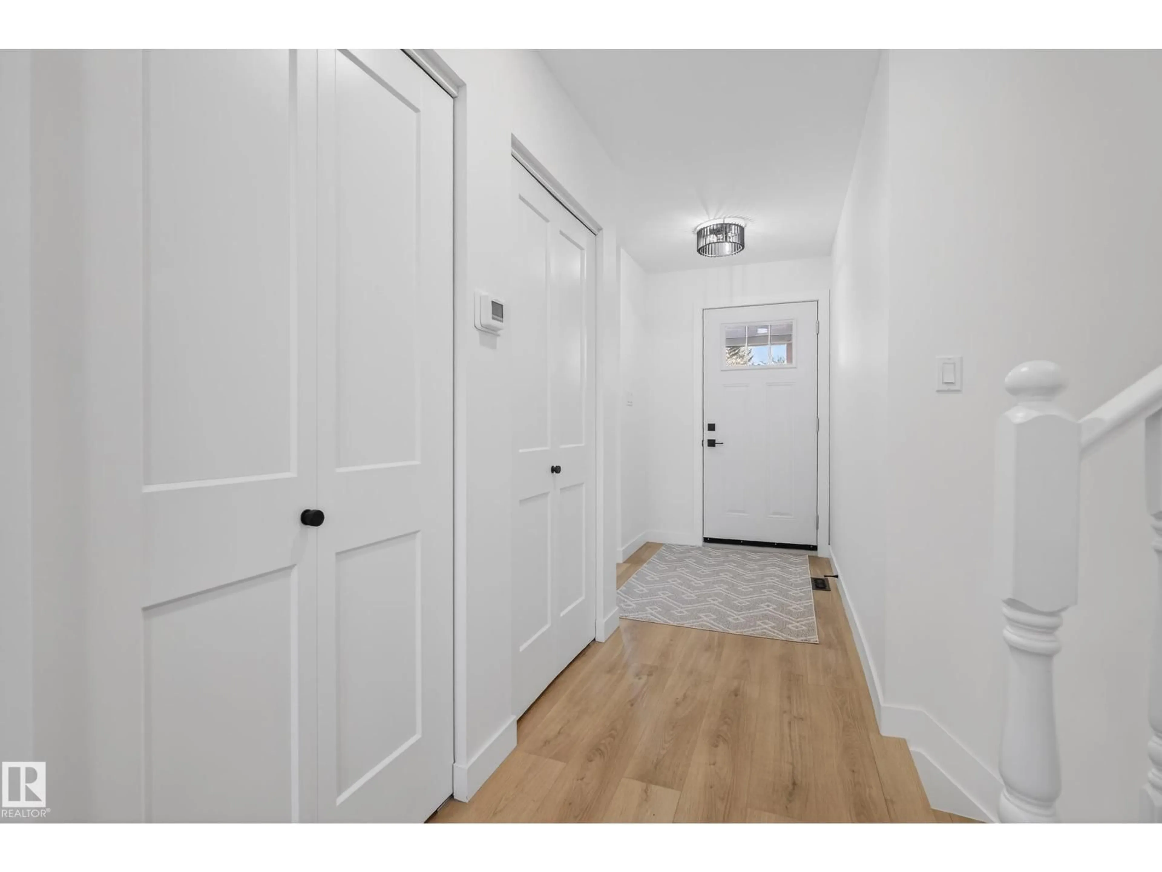 Indoor entryway for 712 KNOTTWOOD RD, Edmonton Alberta T6K1X9