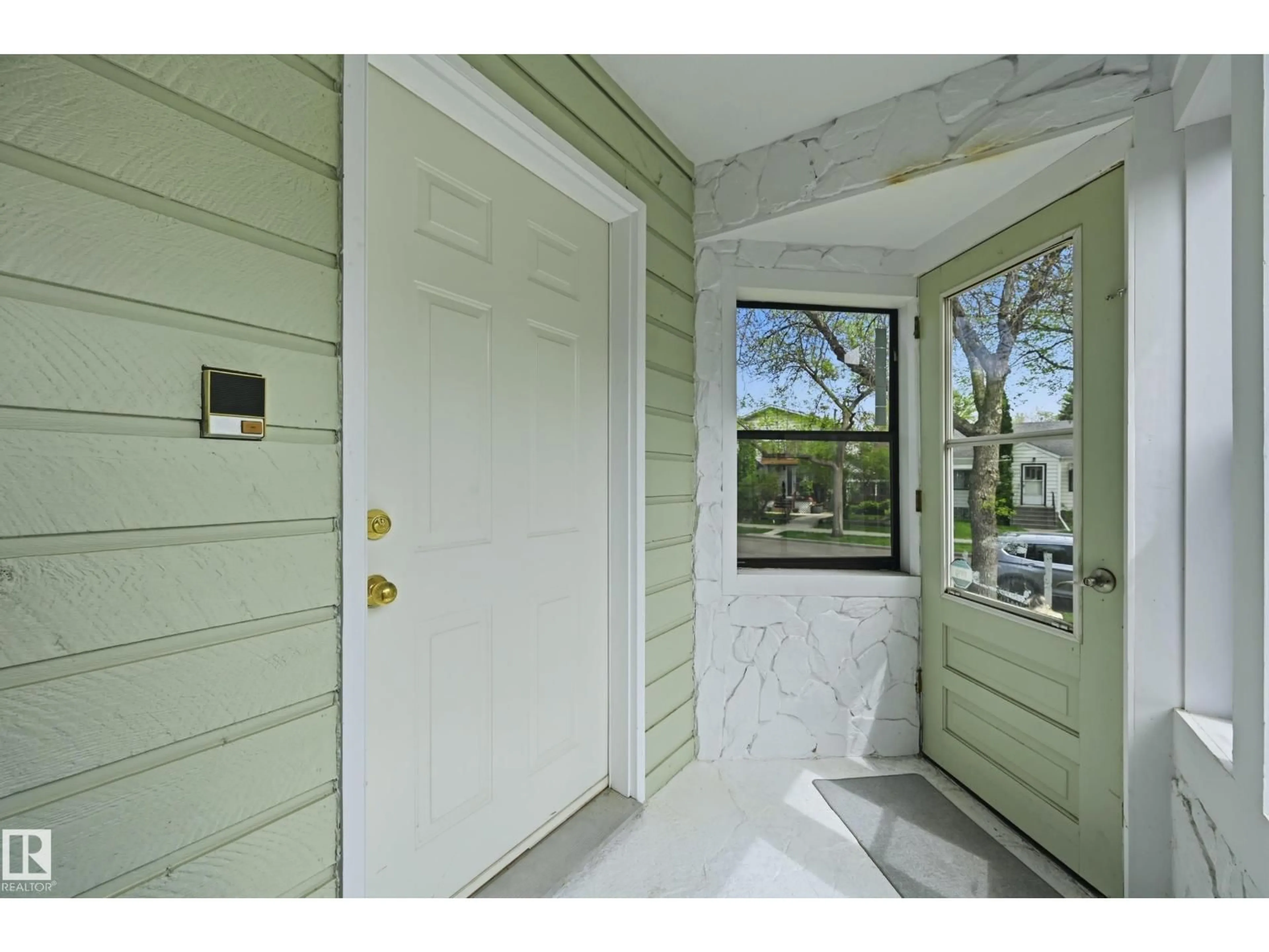 Indoor entryway for NW - 12326 92 ST, Edmonton Alberta T5G1B6