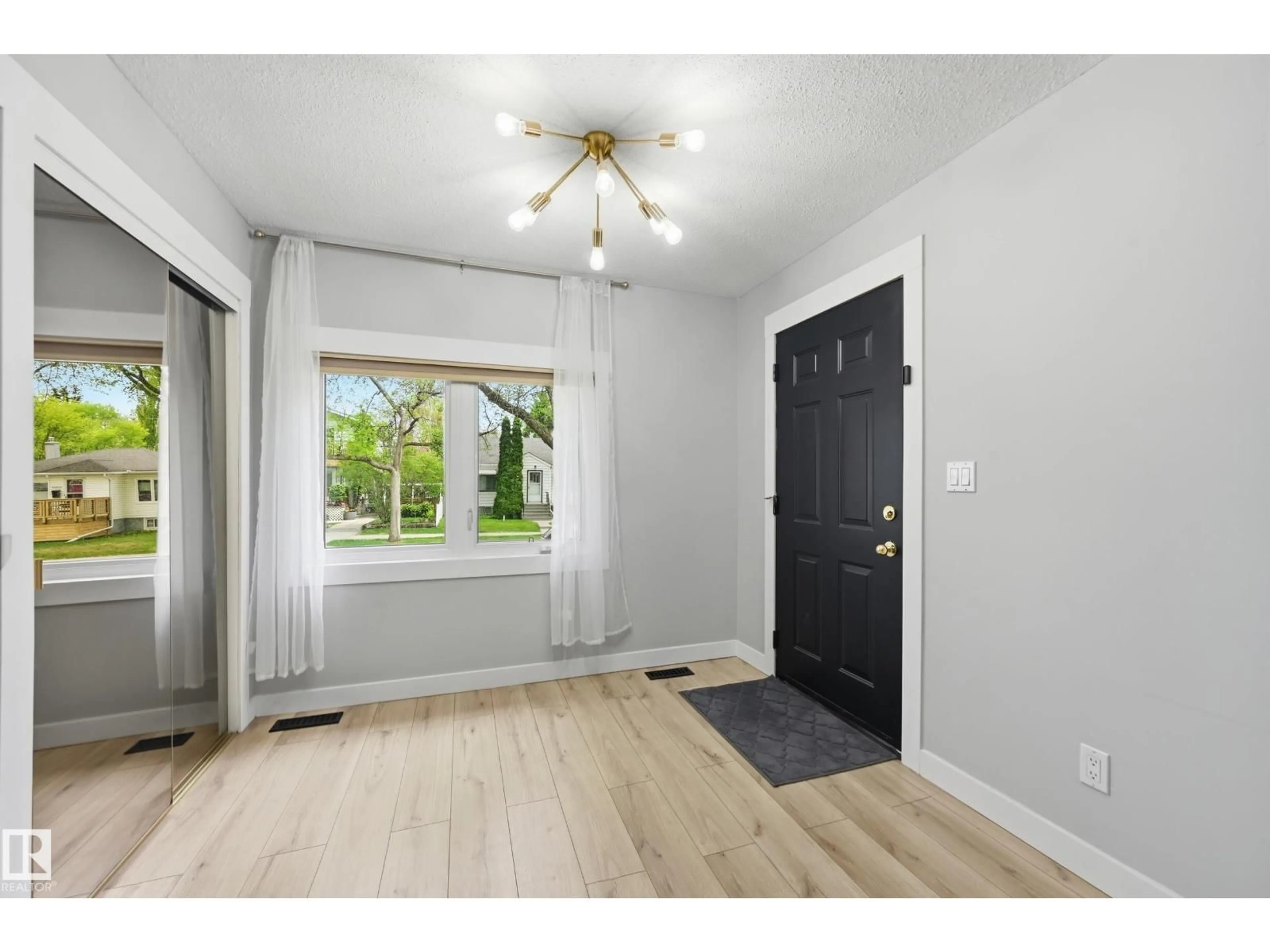 Indoor entryway for NW - 12326 92 ST, Edmonton Alberta T5G1B6