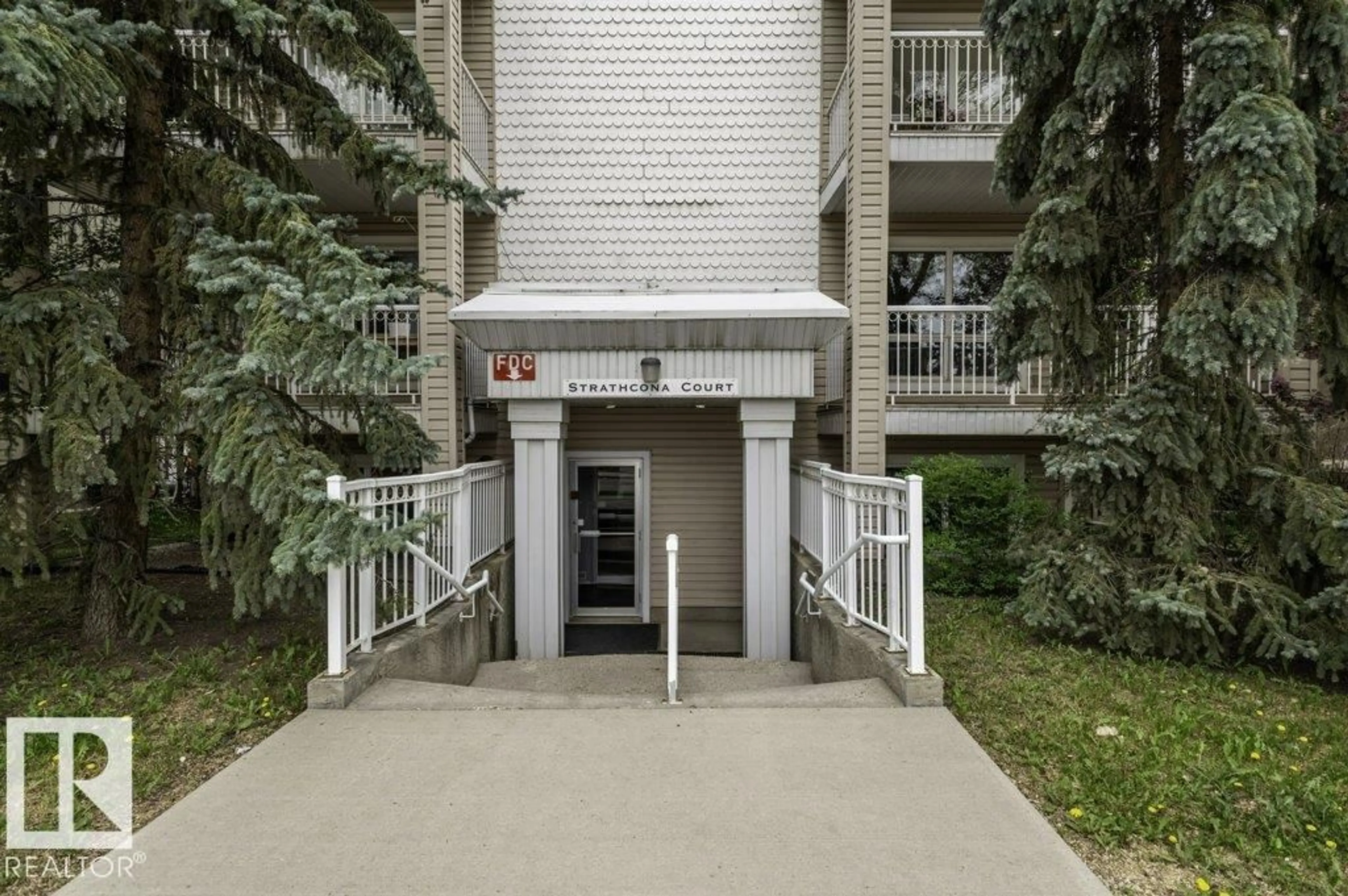 Indoor foyer for #303 - 10528 77 AV, Edmonton Alberta T6E1N1