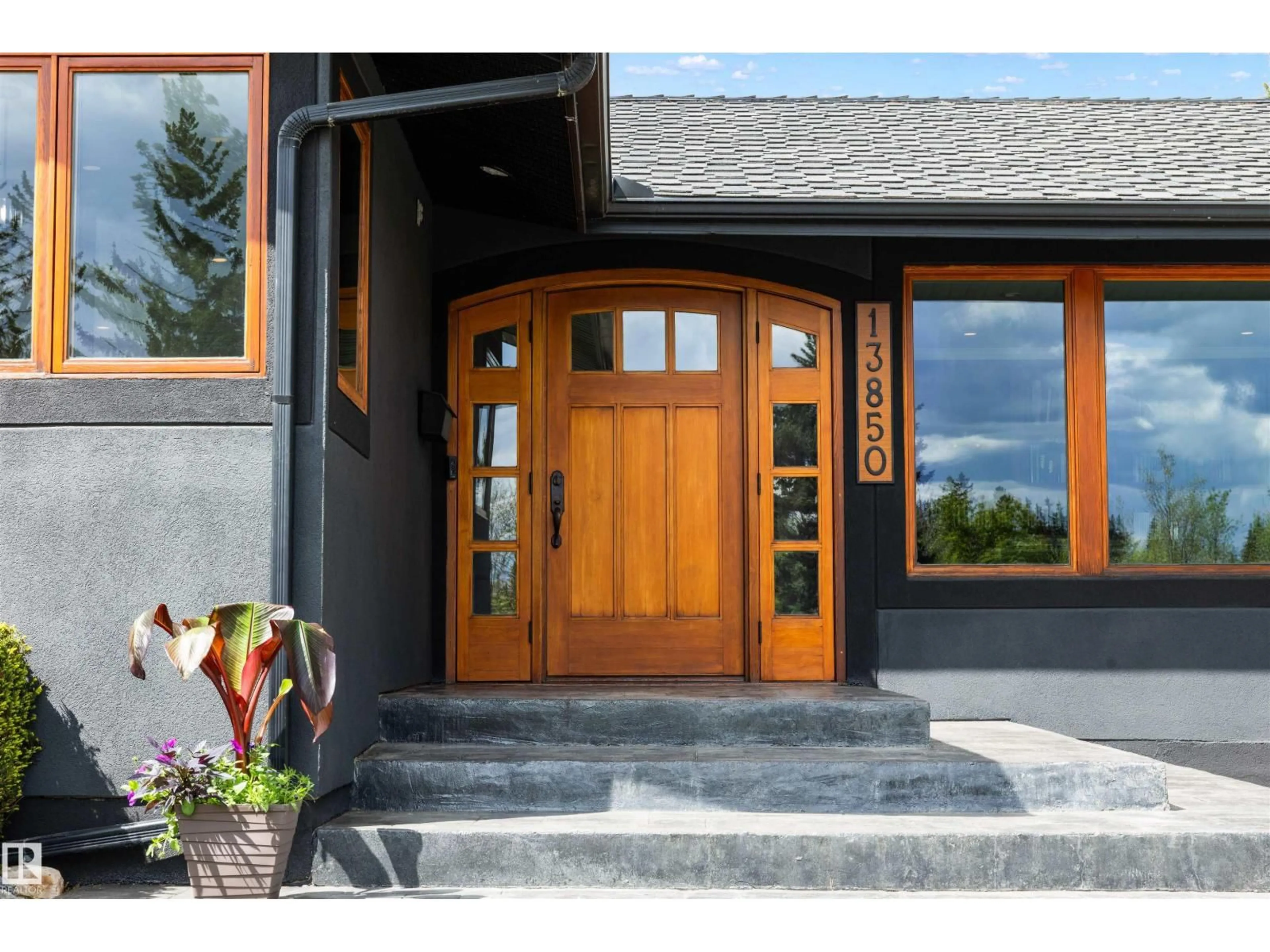 Indoor entryway for 13850 RAVINE DR, Edmonton Alberta T5N3M1