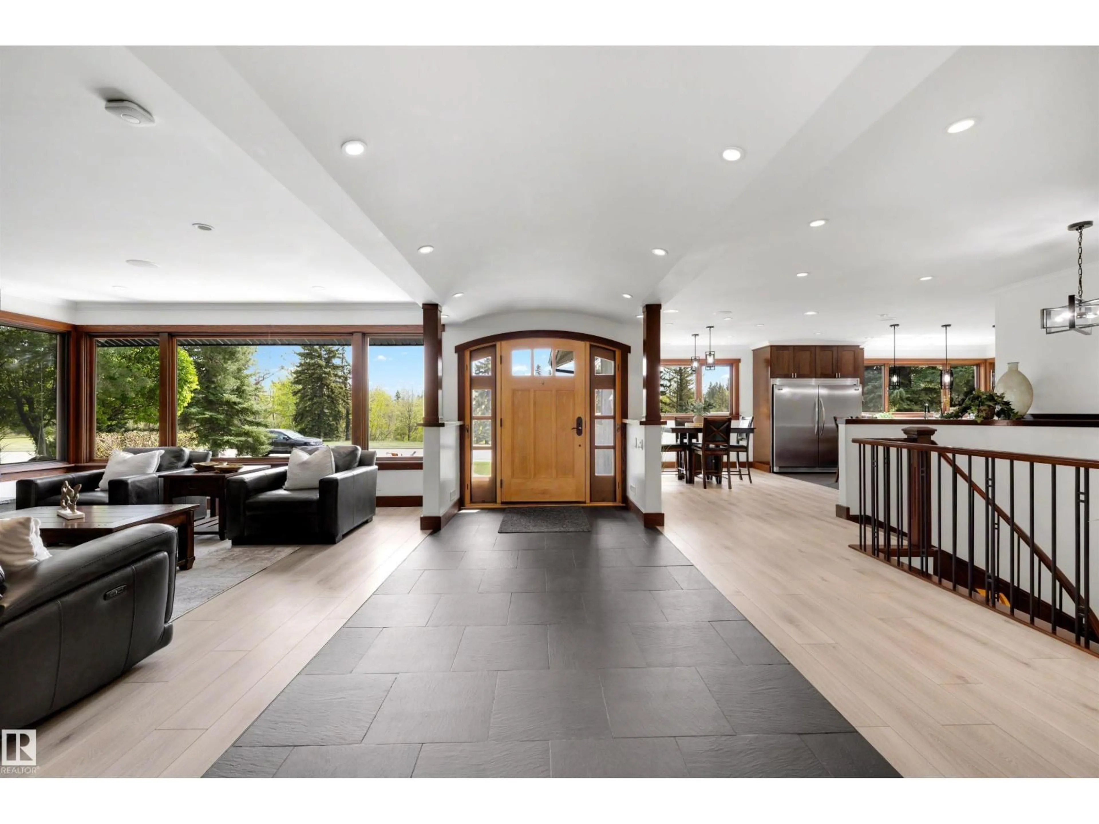 Indoor foyer for 13850 RAVINE DR, Edmonton Alberta T5N3M1