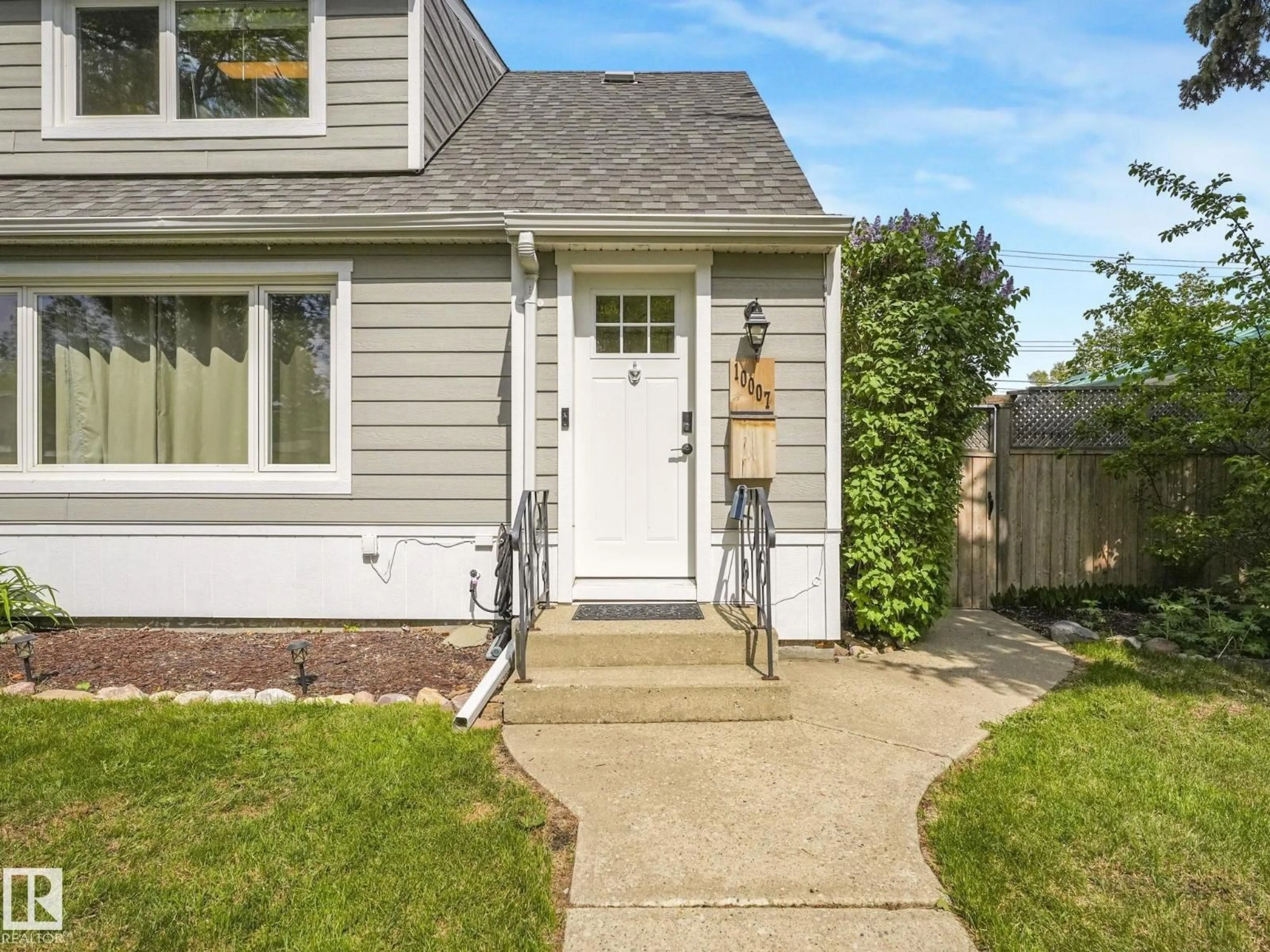 Home with vinyl exterior material, street for 10007 107 ST, Fort Saskatchewan Alberta T8L2H5