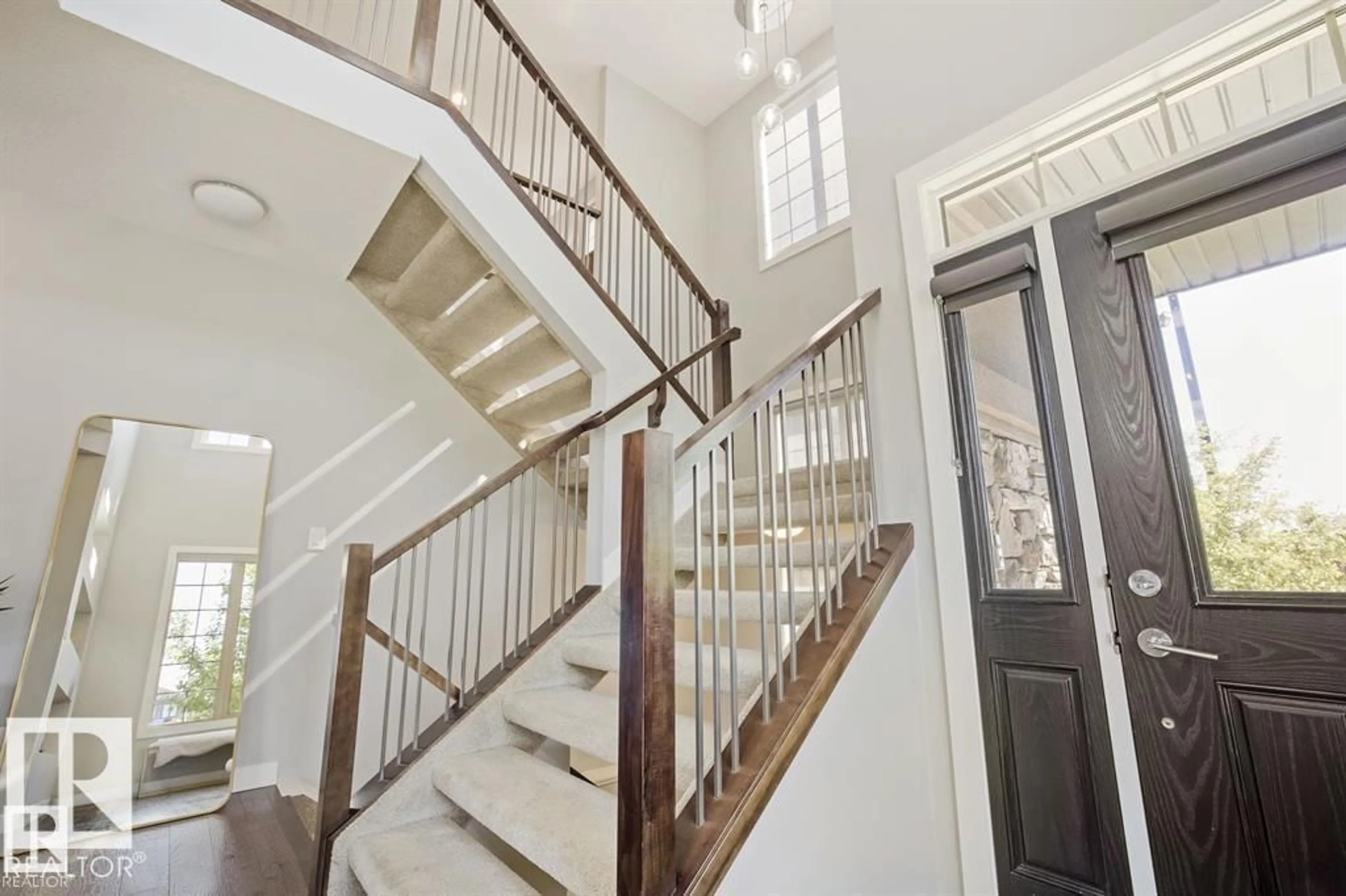 Indoor foyer for 1004 HUCKELL PL, Edmonton Alberta T6W3B7