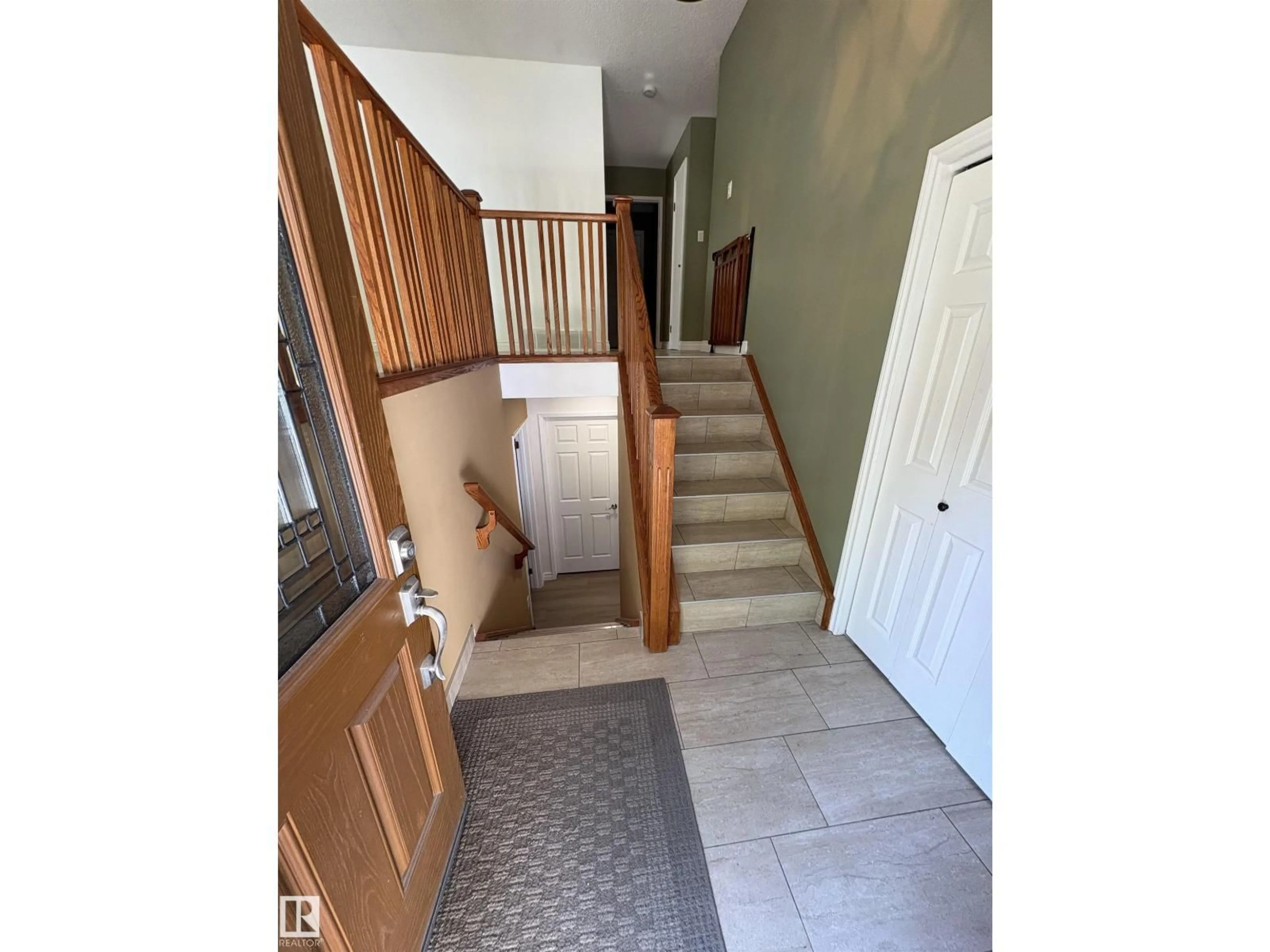 Indoor entryway for 18 FLINT CR, St. Albert Alberta T8N1Y8